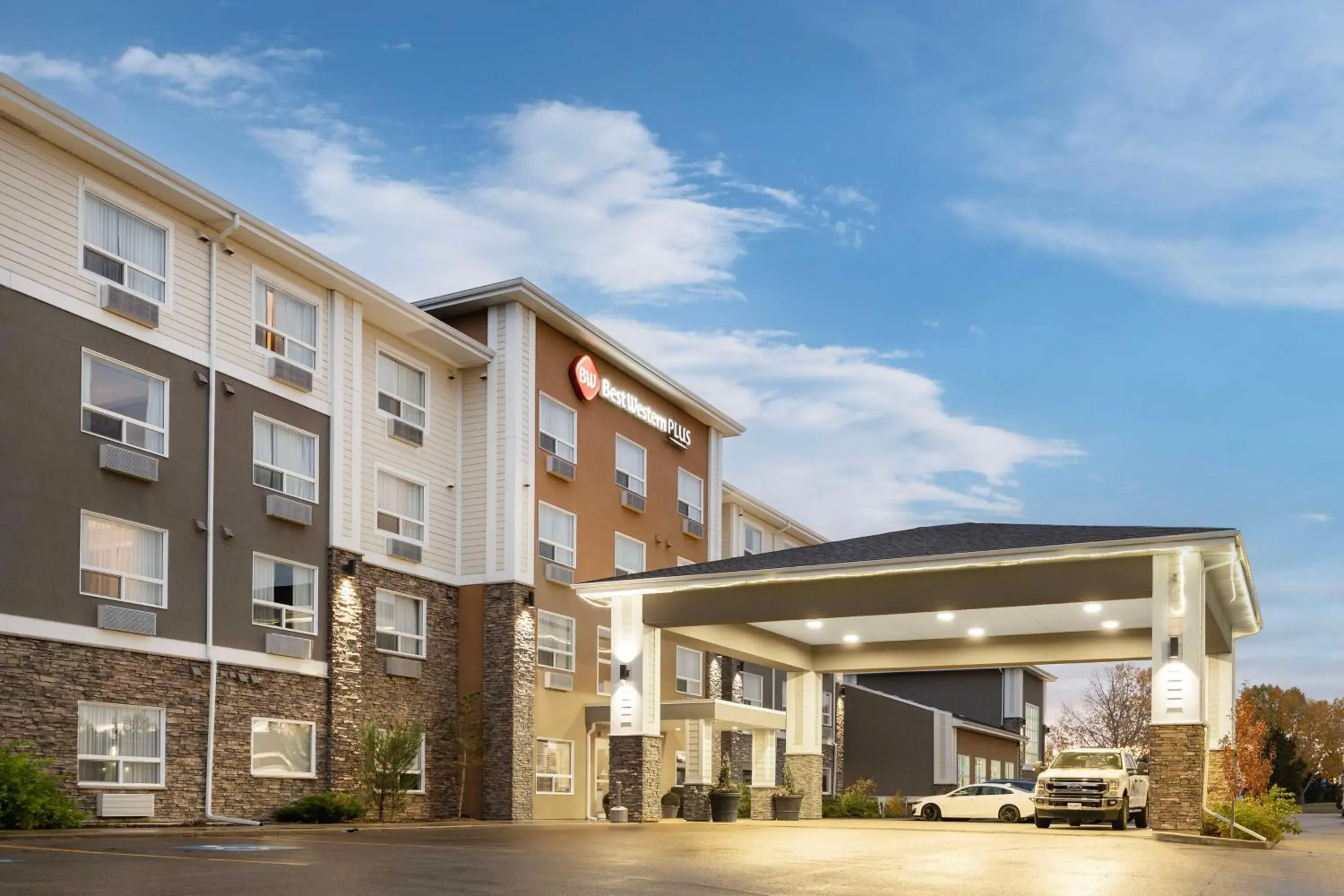 Property building in Best Western Plus Lacombe Inn and Suites Property building in Best Western Plus Lacombe Inn and Suites