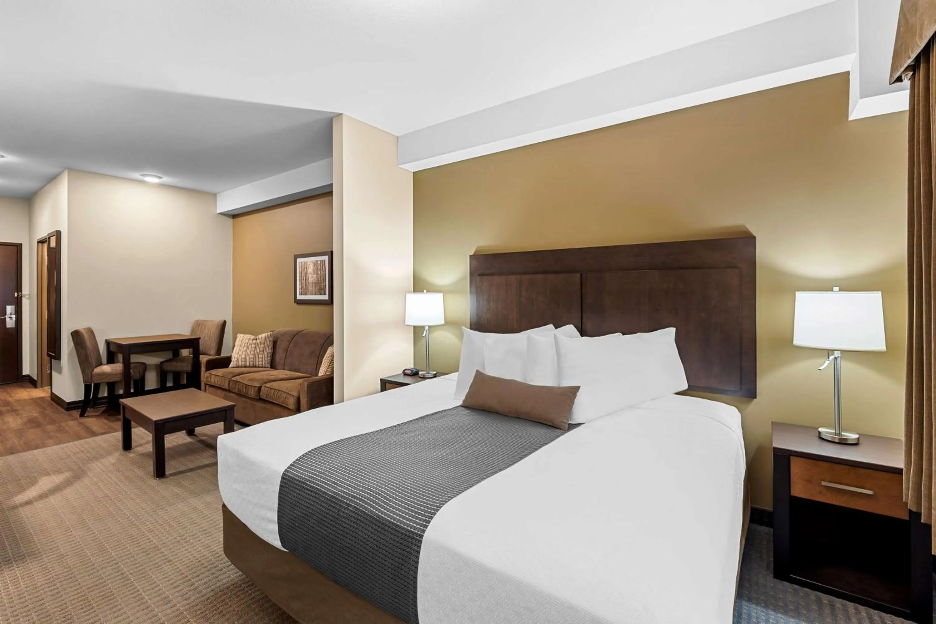 Photo of the whole room, Bed in Best Western Plus Lacombe Inn and Suites