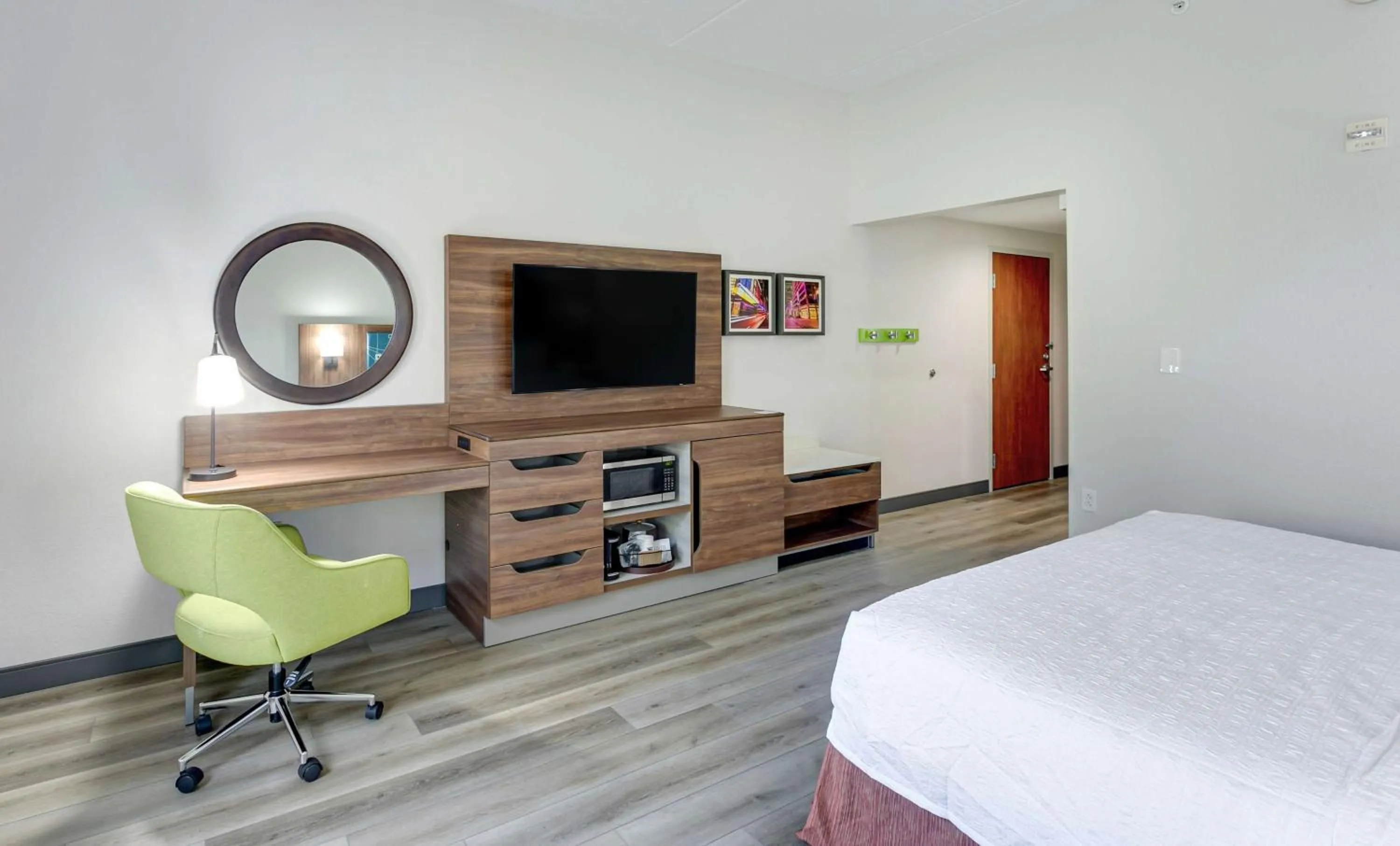 Bedroom, Bed in Hampton Inn Houston-Pearland, TX