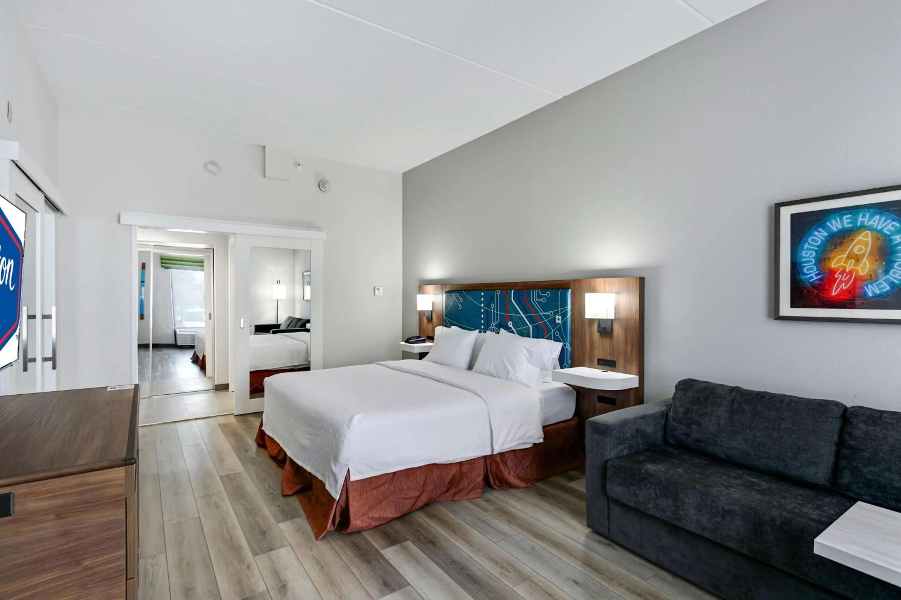 Living room, Bed in Hampton Inn Houston-Pearland, TX