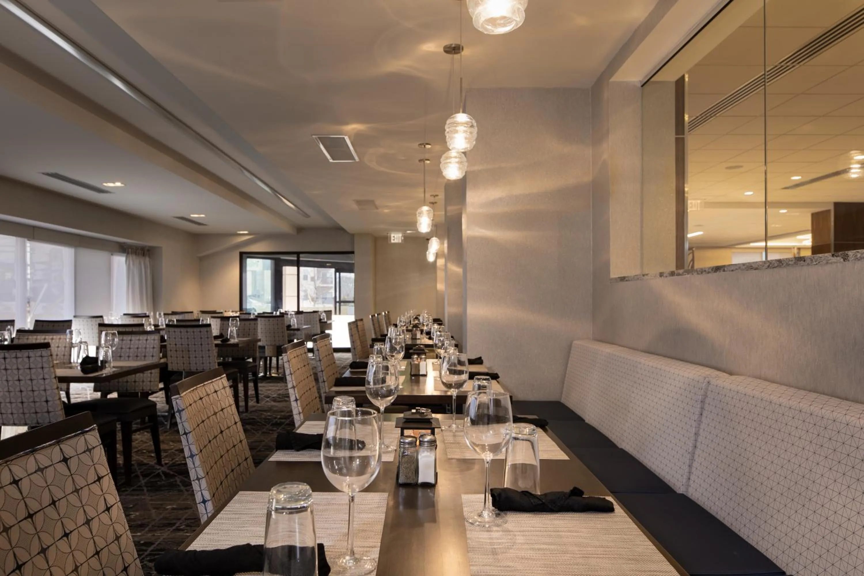 Restaurant/places to eat in Holiday Inn Washington-College Pk I-95