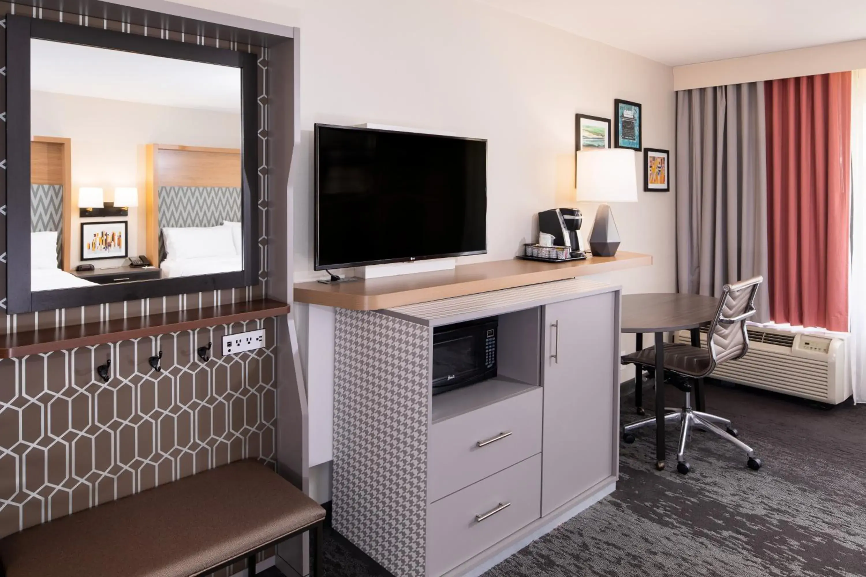 Standard King Room in Holiday Inn Washington-College Pk I-95 Standard King Room in Holiday Inn Washington-College Pk I-95