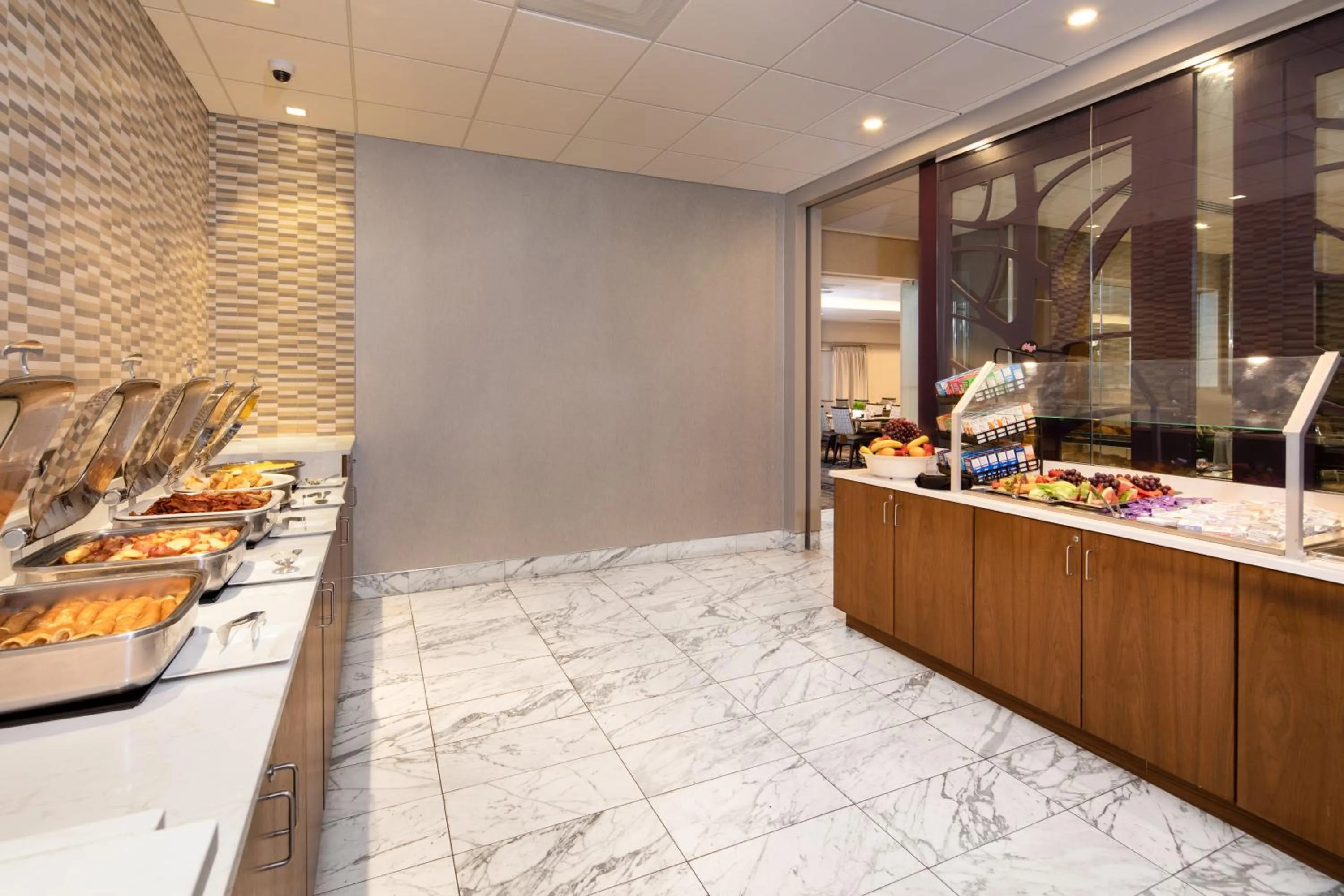 Restaurant/places to eat in Holiday Inn Washington-College Pk I-95