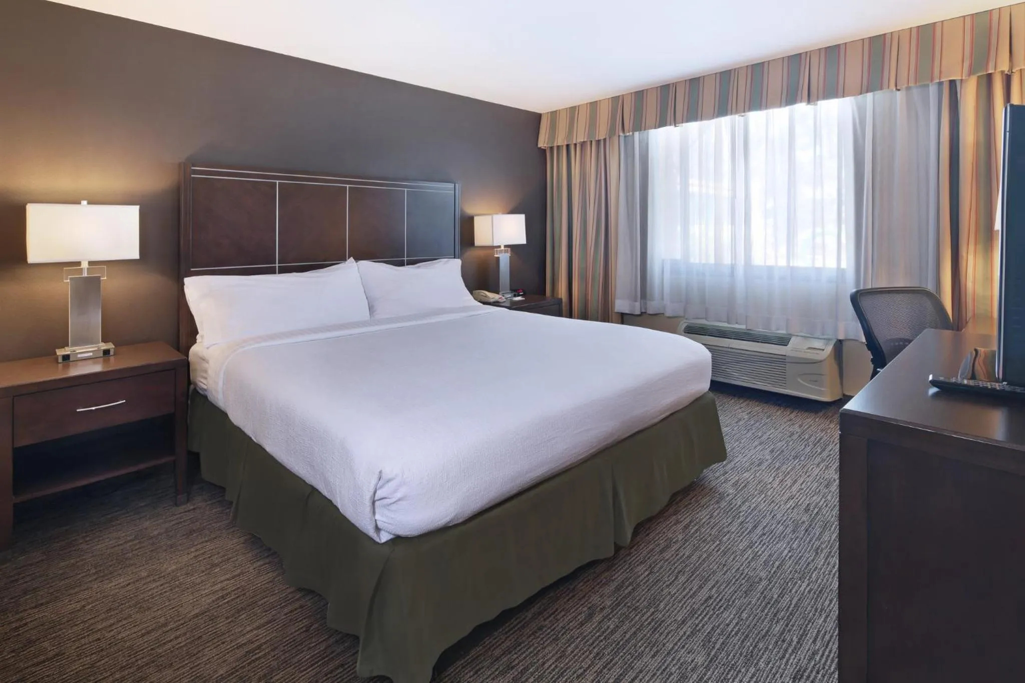 Photo of the whole room, Bed in Holiday Inn Hotel & Suites Anaheim by IHG