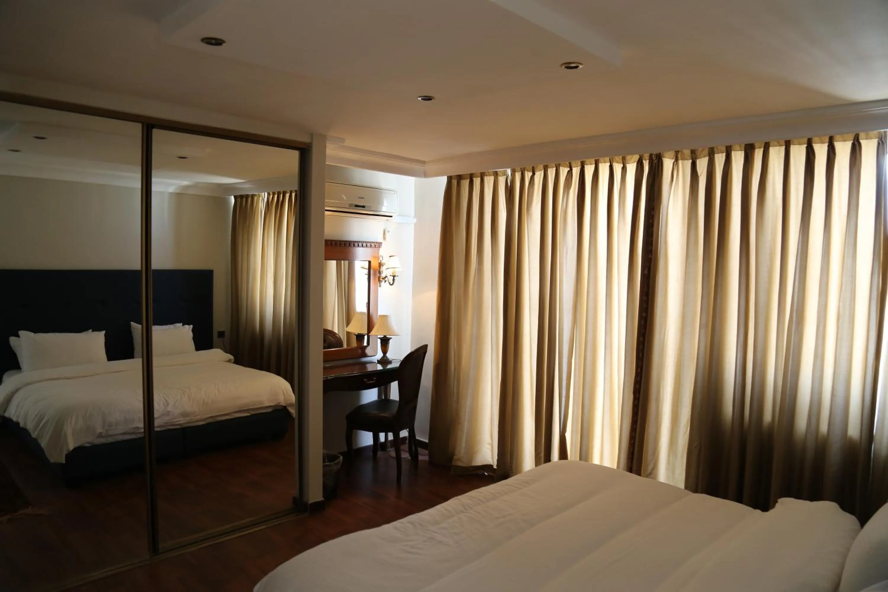 Gondola Hotel & Suites