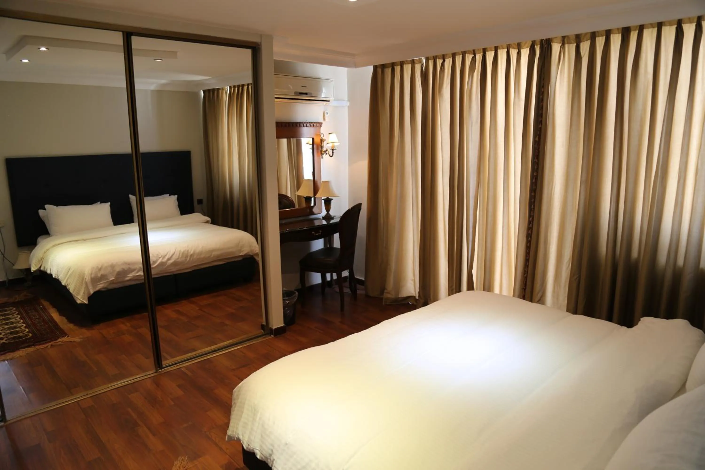 Gondola Hotel & Suites