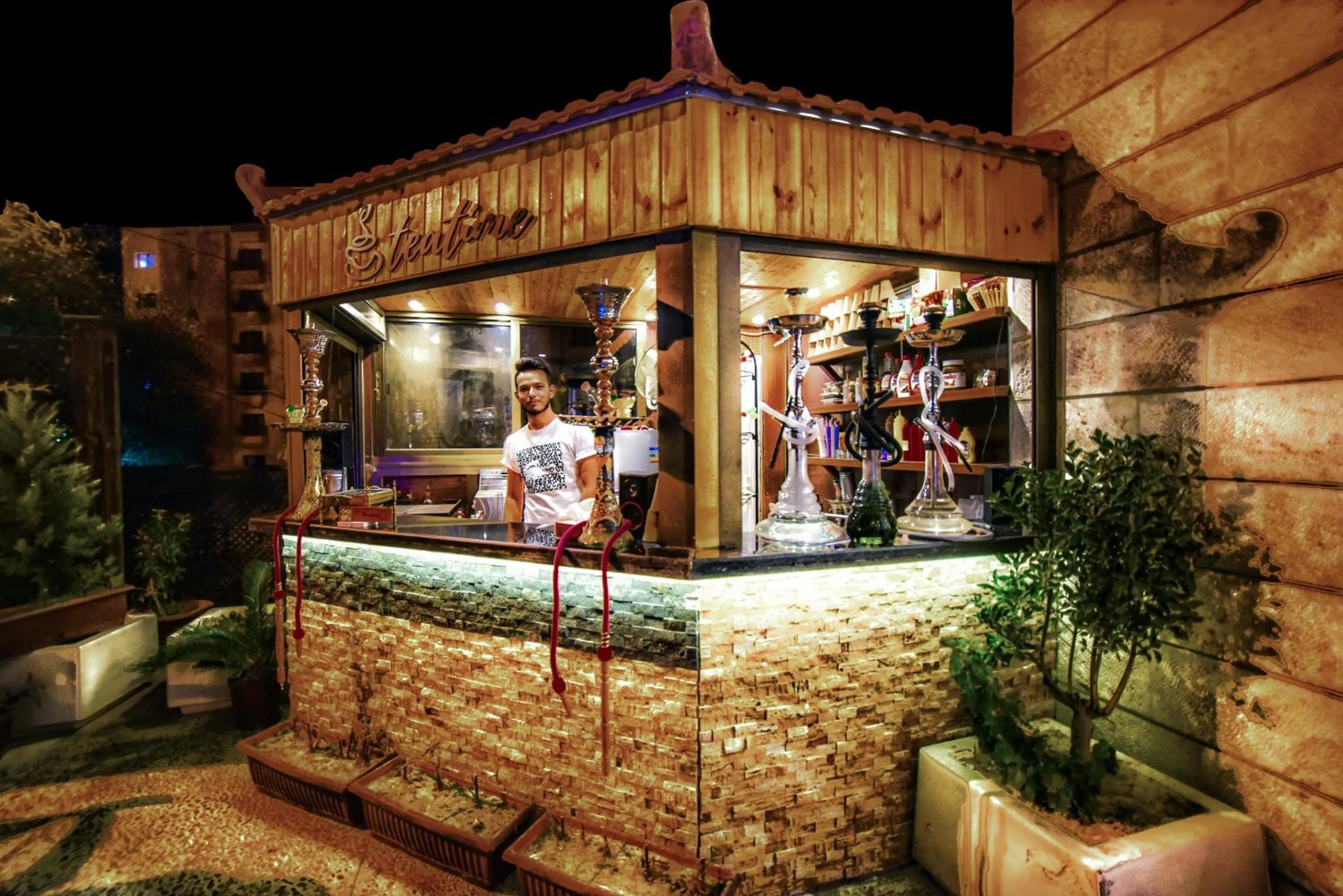 Restaurant/places to eat in La Maison Hotel