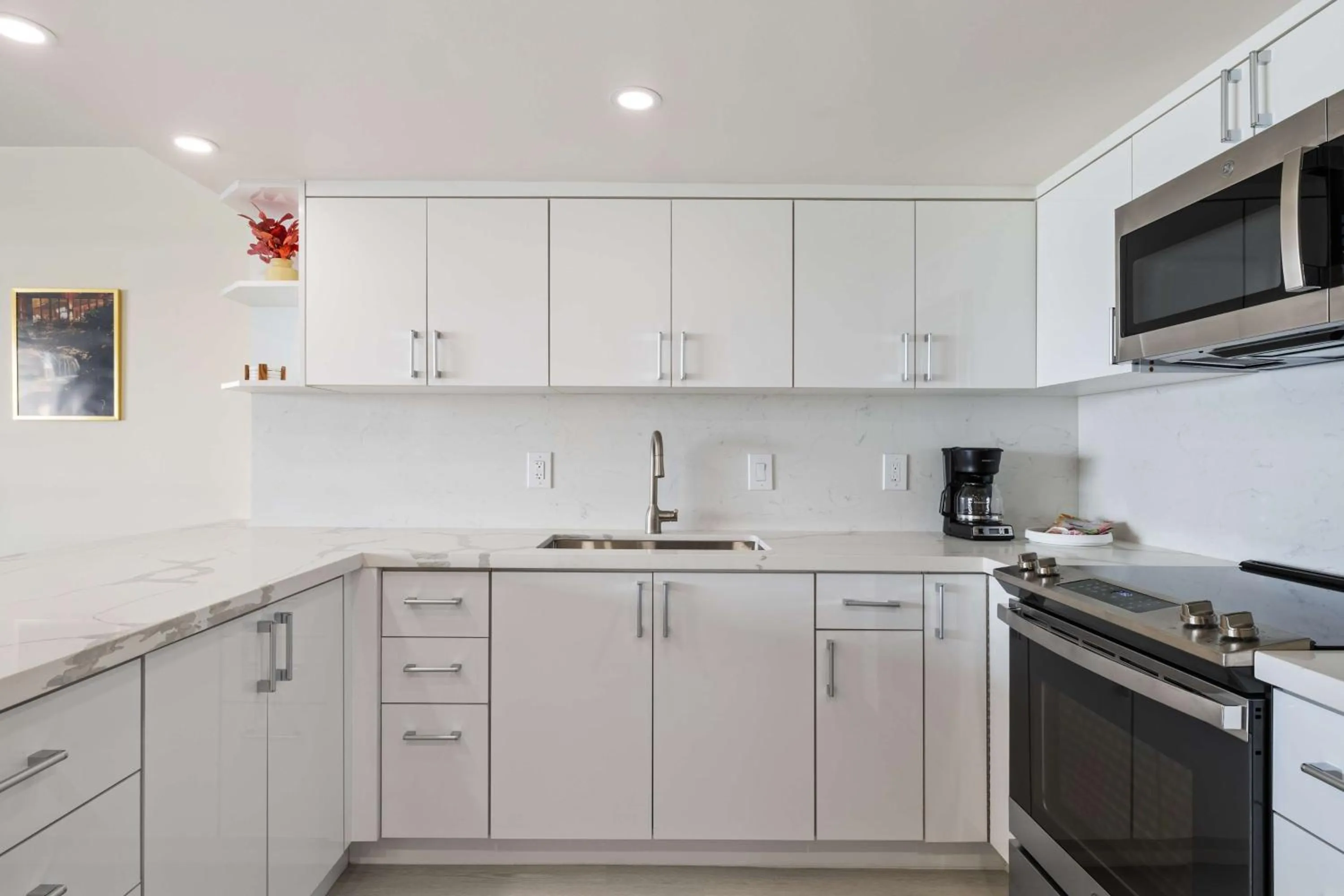 Kitchen or kitchenette in Ilikai Lite