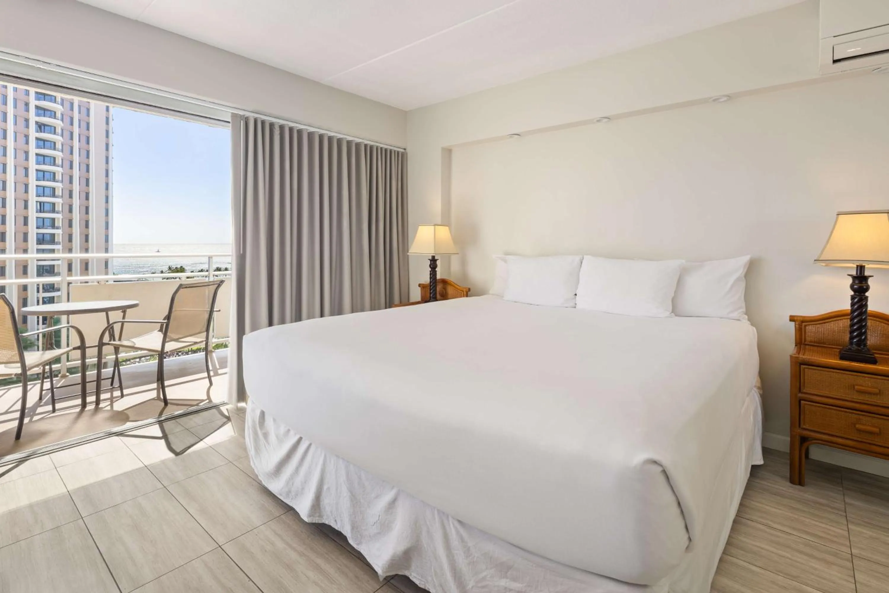 Photo of the whole room, Bed in Ilikai Lite