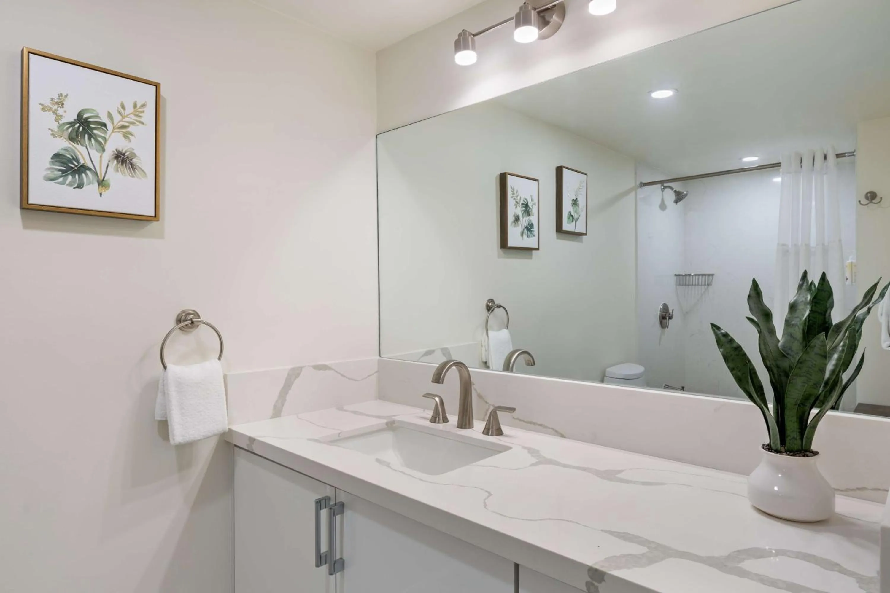 Bathroom in Ilikai Lite