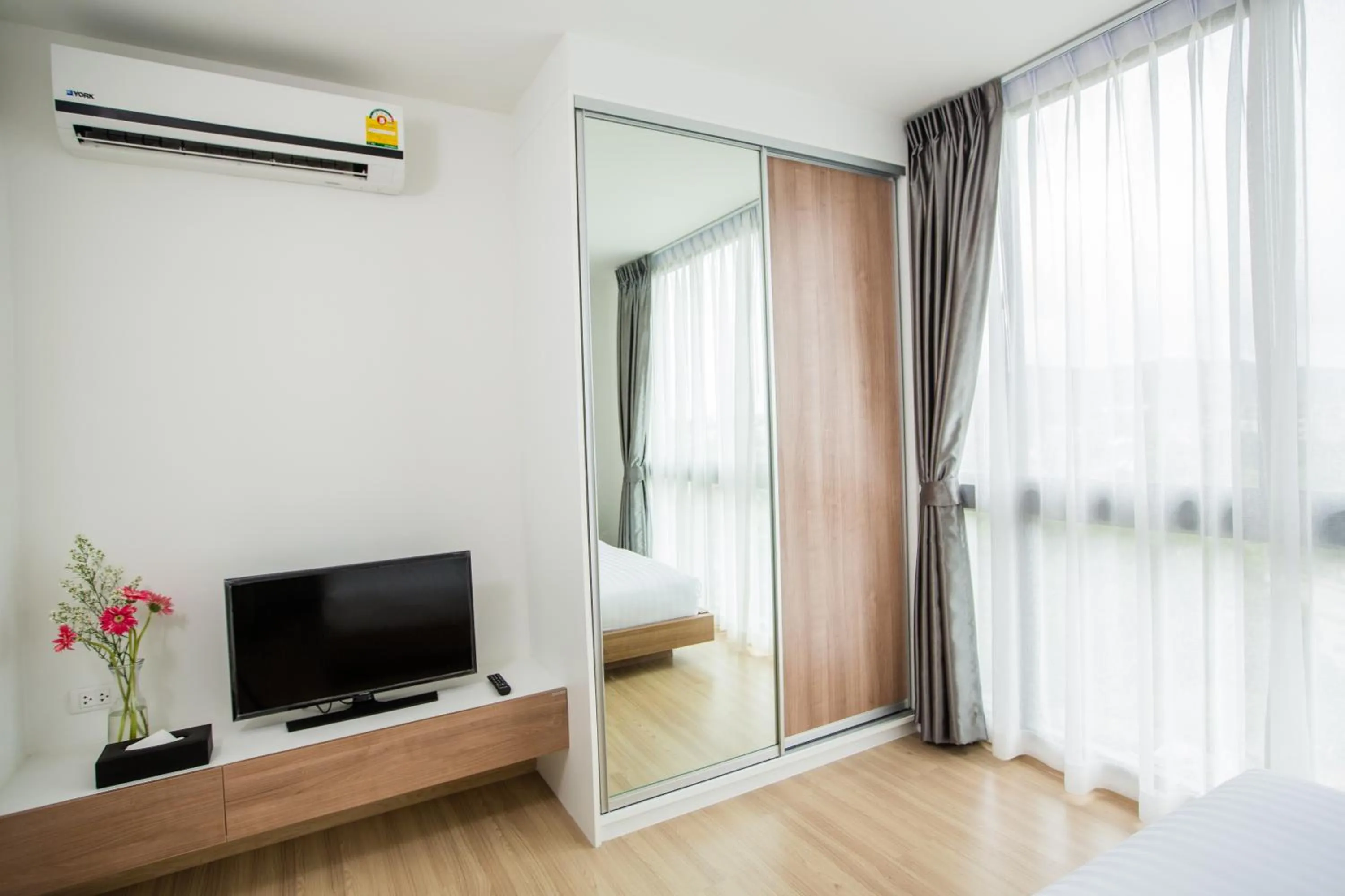 Communal lounge/ TV room, Bed in Connext Residence Phuket