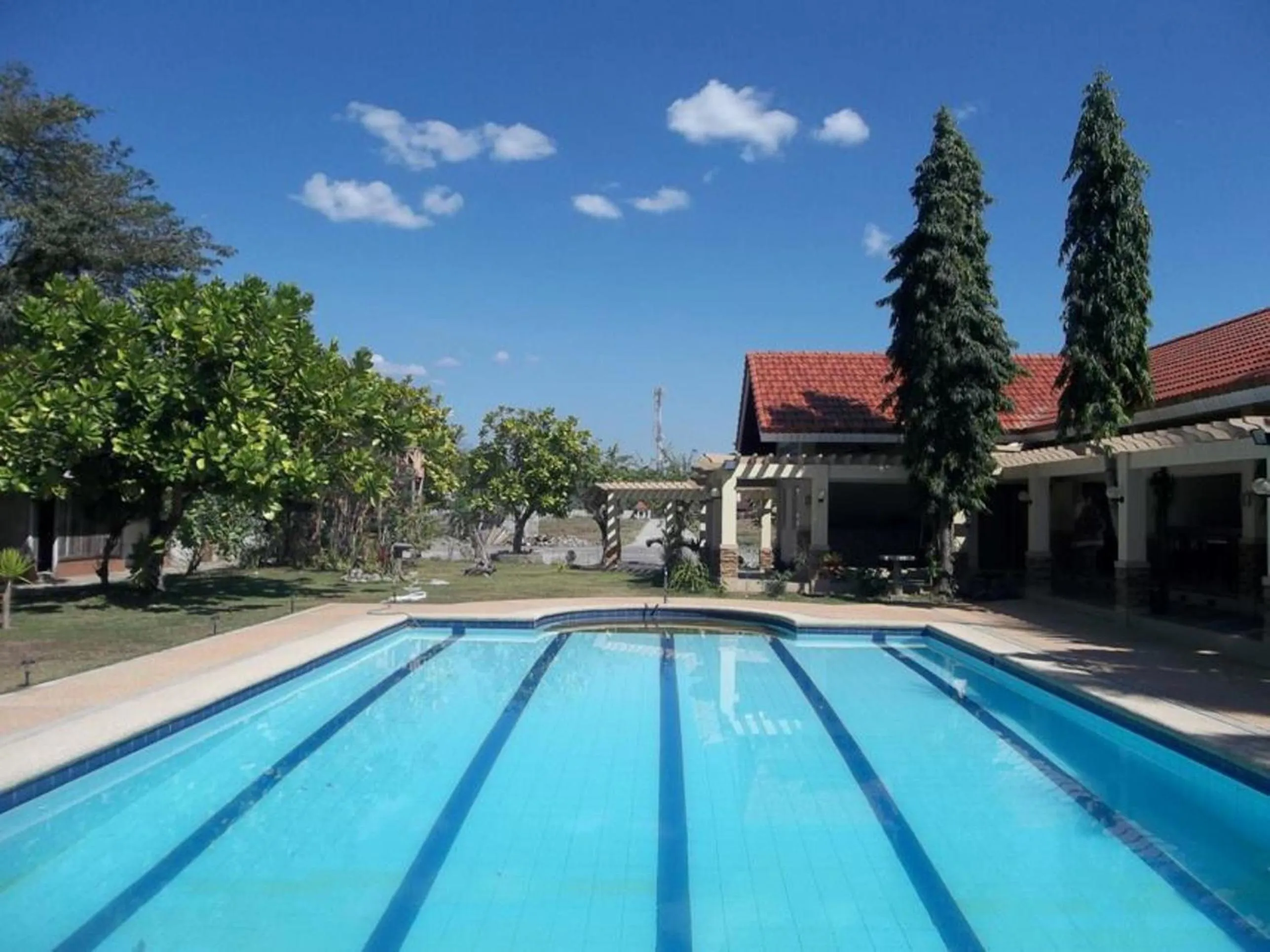 Swimming pool in Happy Ripples Beach Resort