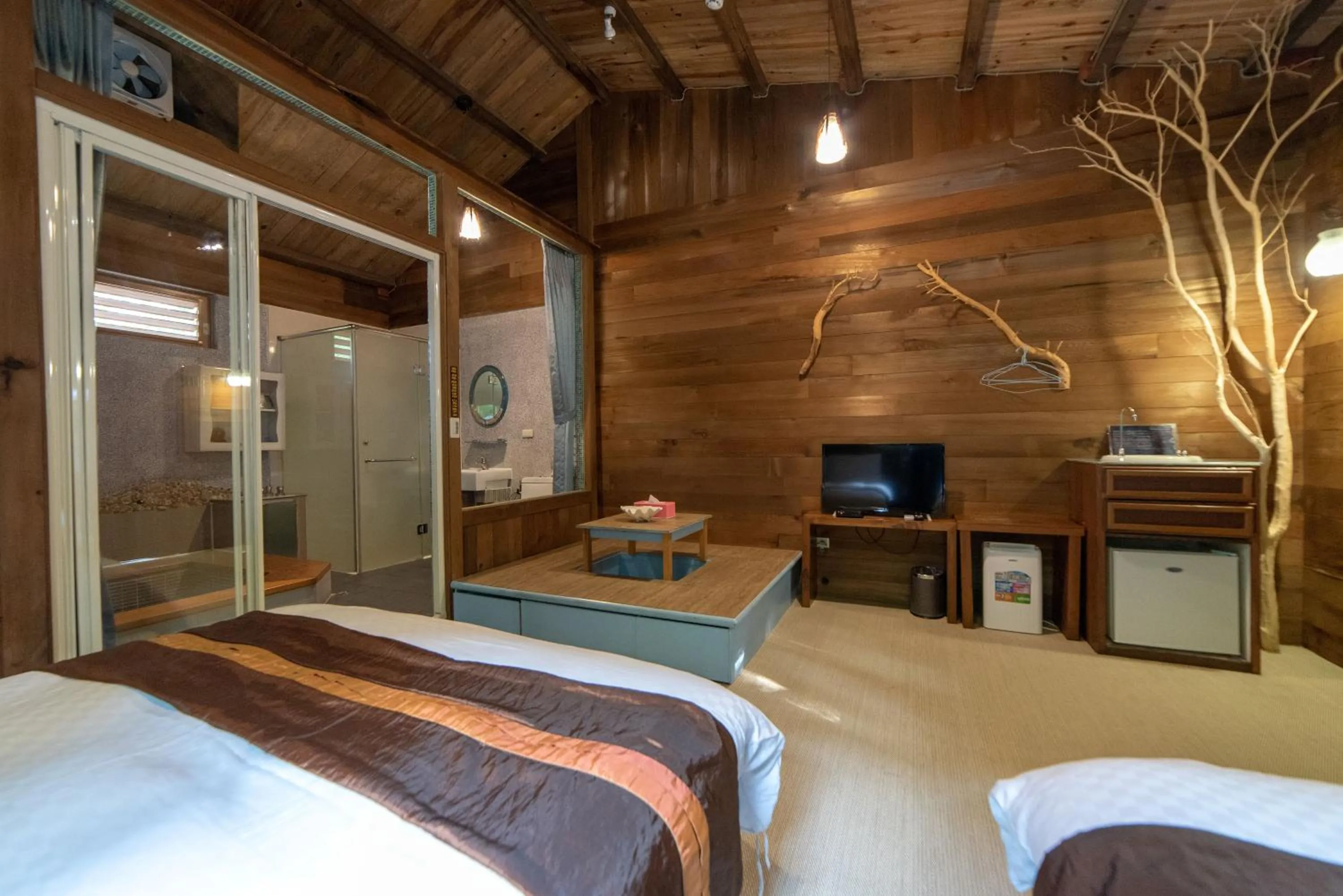 Photo of the whole room, Bed in Shankou Hotspring Hotel