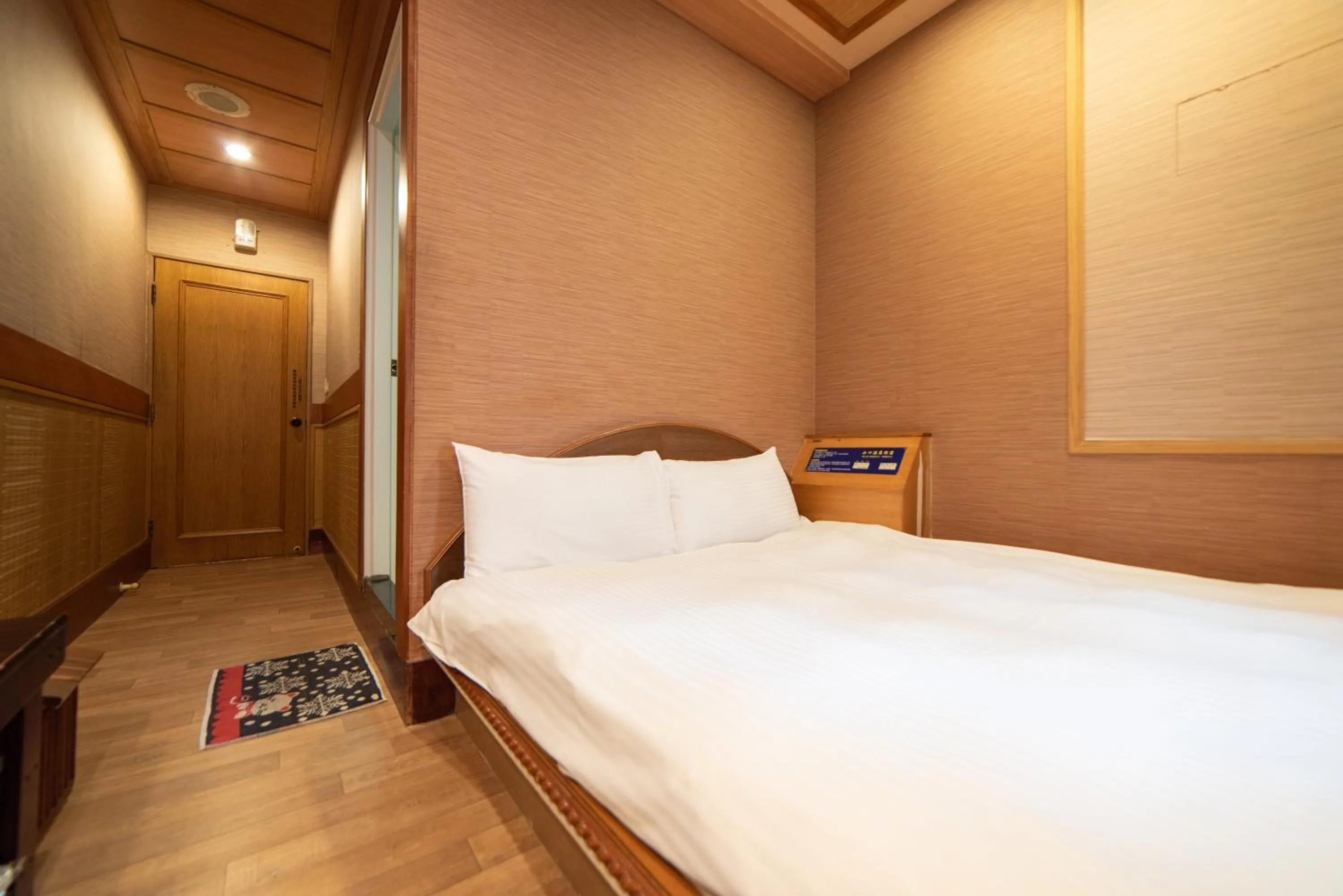Photo of the whole room, Bed in Shankou Hotspring Hotel
