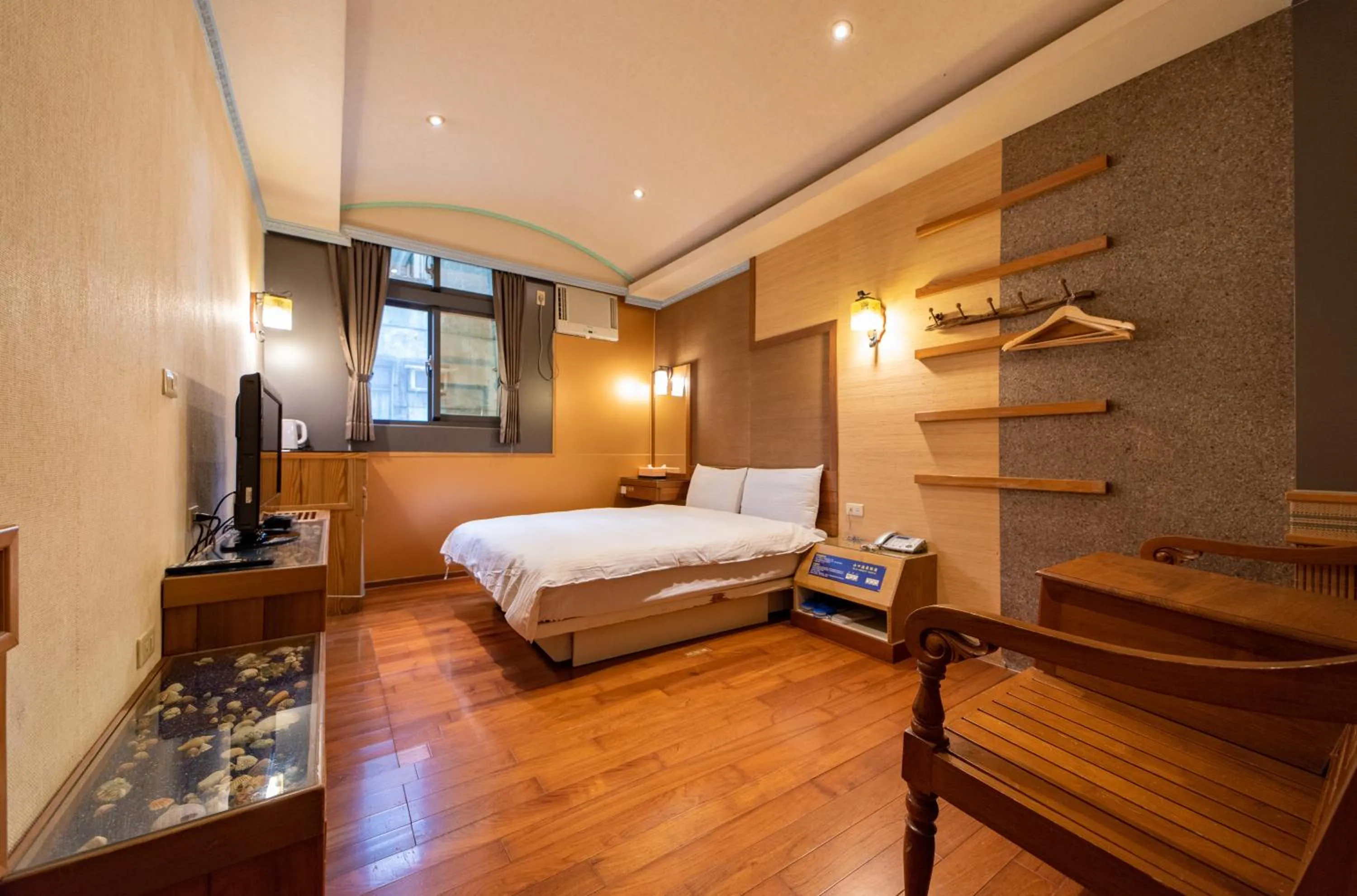 Photo of the whole room, Bed in Shankou Hotspring Hotel