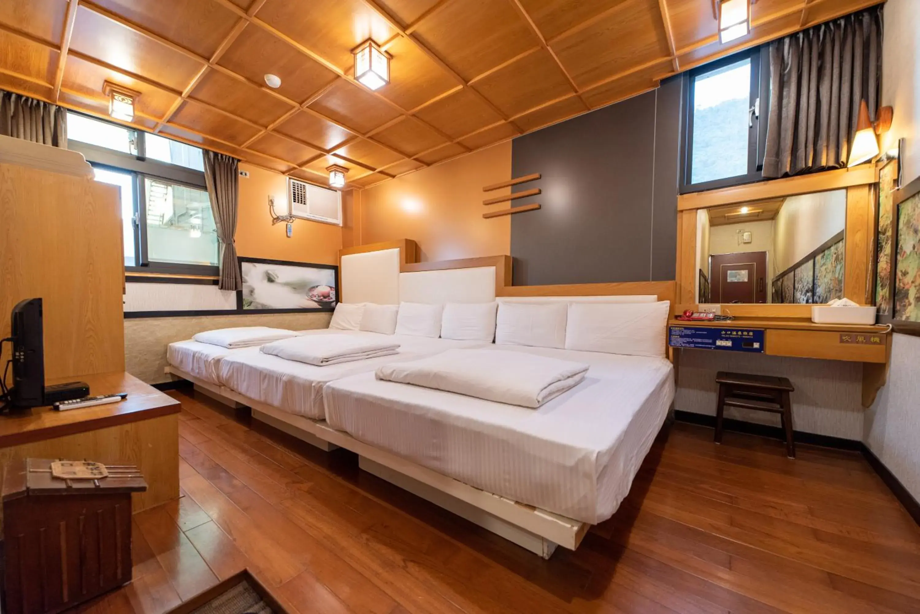 Photo of the whole room, Bed in Shankou Hotspring Hotel Photo of the whole room, Bed in Shankou Hotspring Hotel