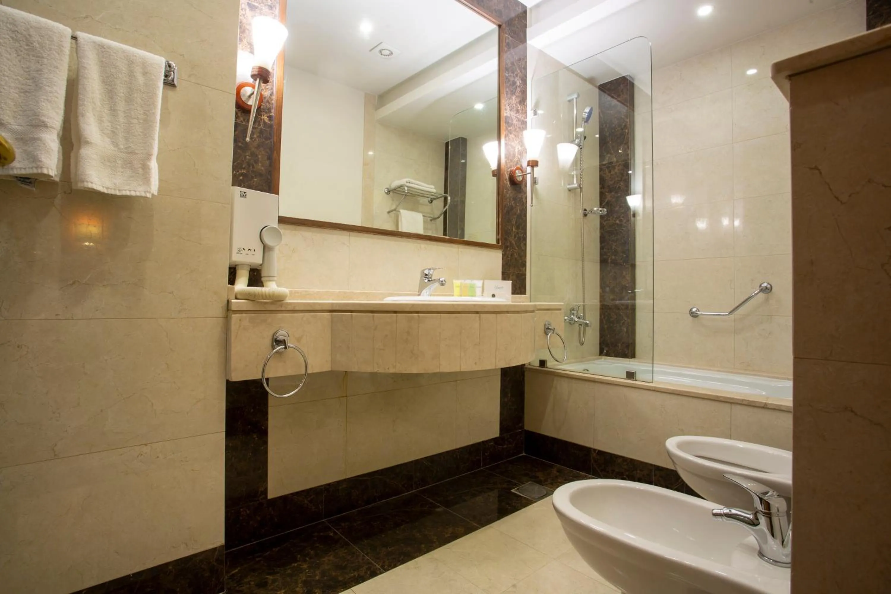 Shower in Sadeen Amman Hotel