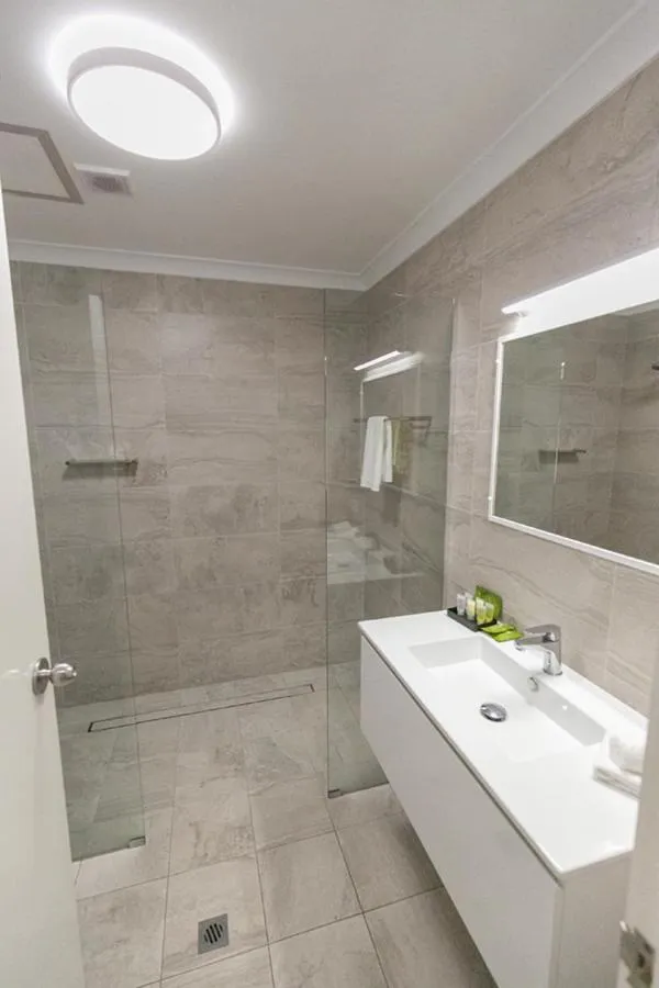 Shower in Esplanade Hotel Busselton