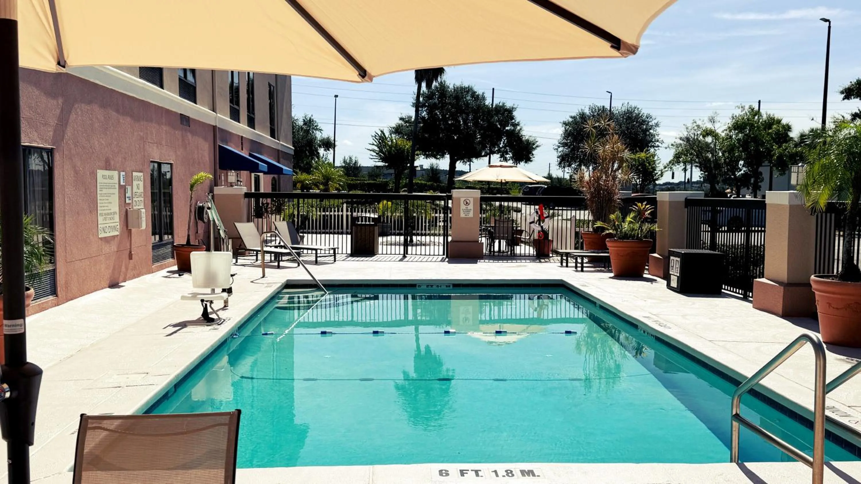 Swimming pool in Holiday Inn Express - Clermont by IHG