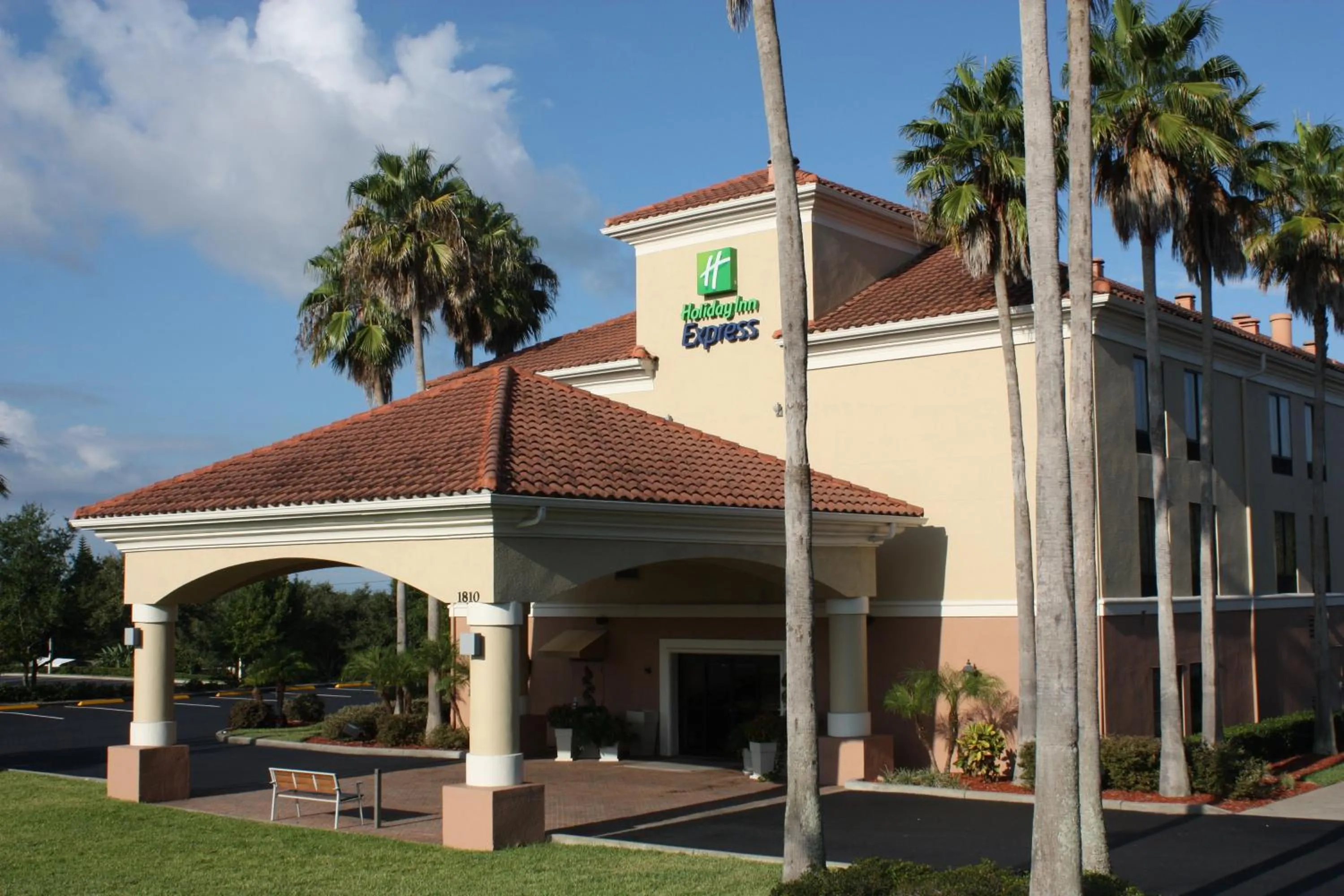 Property building in Holiday Inn Express - Clermont by IHG