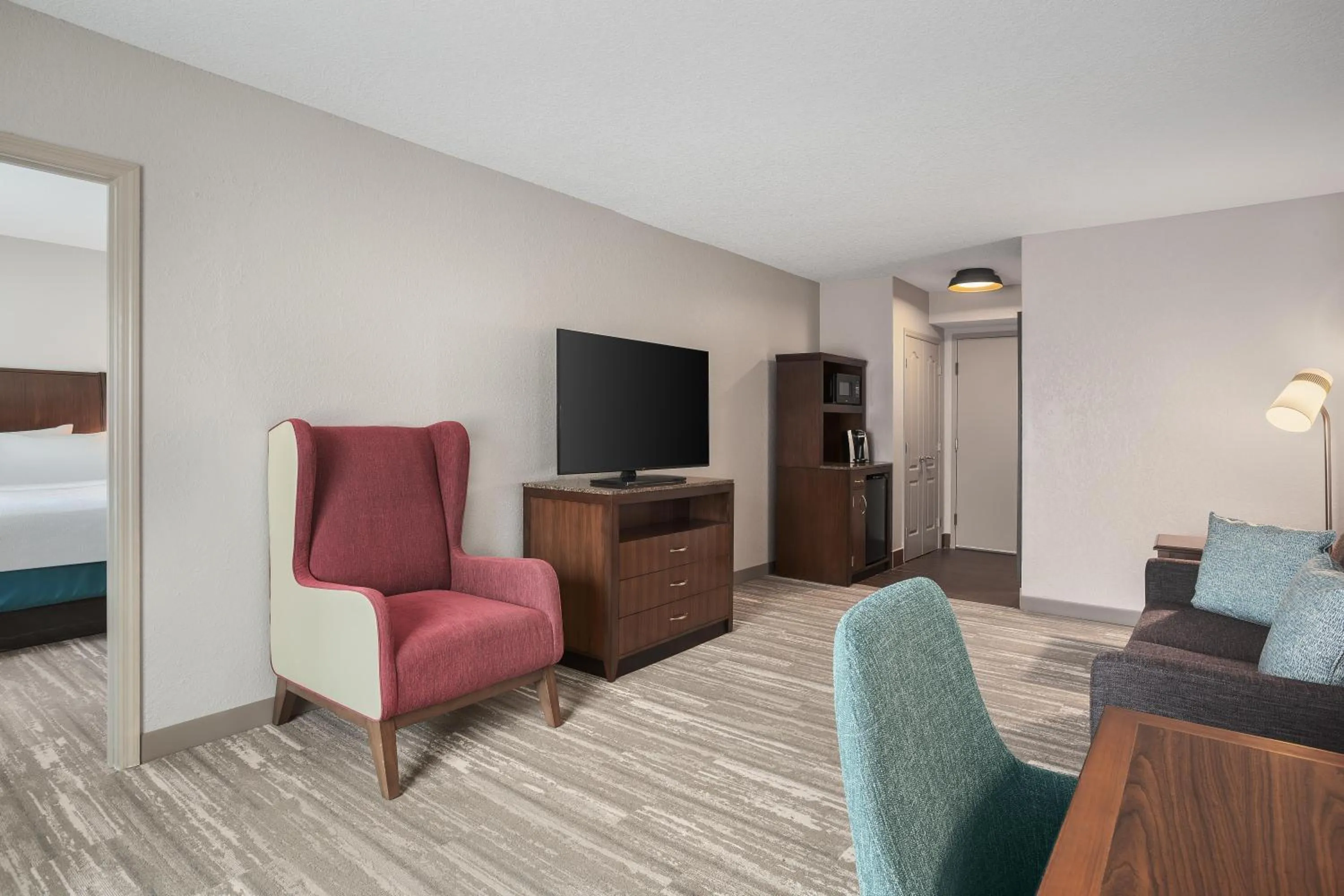 Living room, Bed in Hilton Garden Inn Tampa North