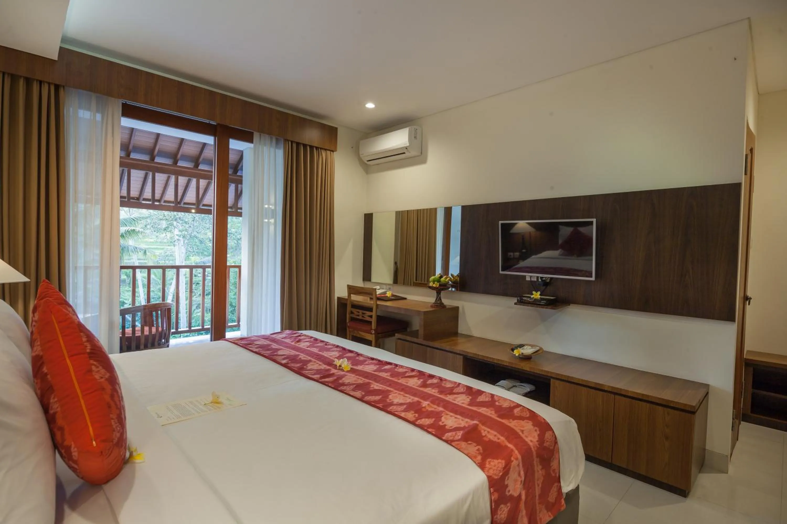 Photo of the whole room, Bed in River Sakti Ubud by Prasi