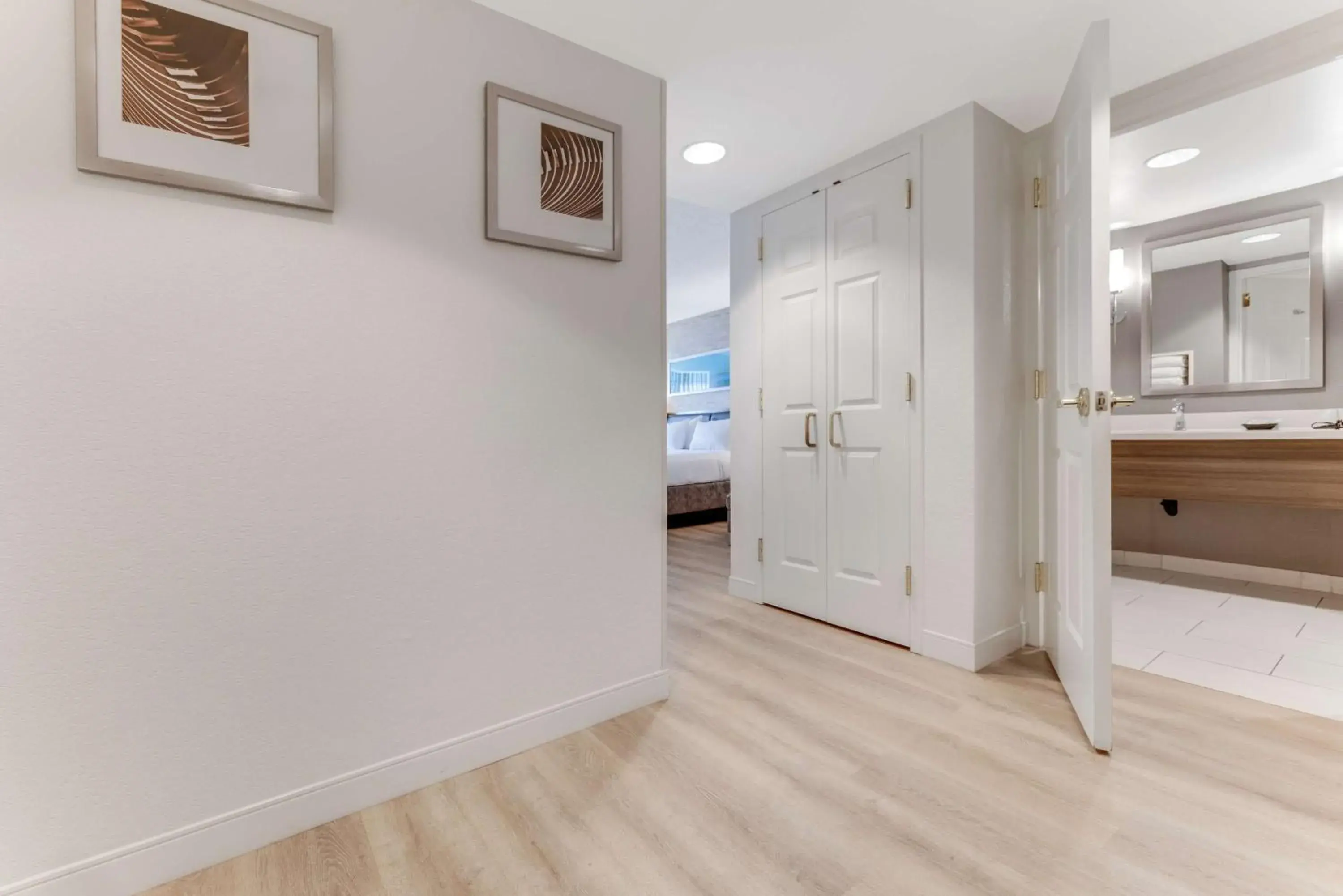 Photo of the whole room in Sonesta Anaheim Resort Area Photo of the whole room in Sonesta Anaheim Resort Area