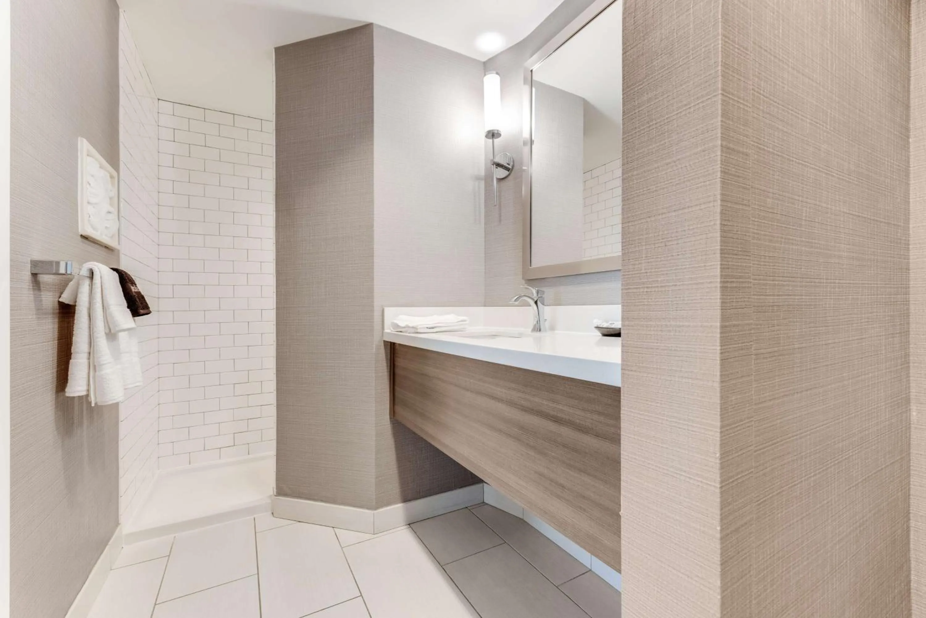 Bathroom in Sonesta Anaheim Resort Area