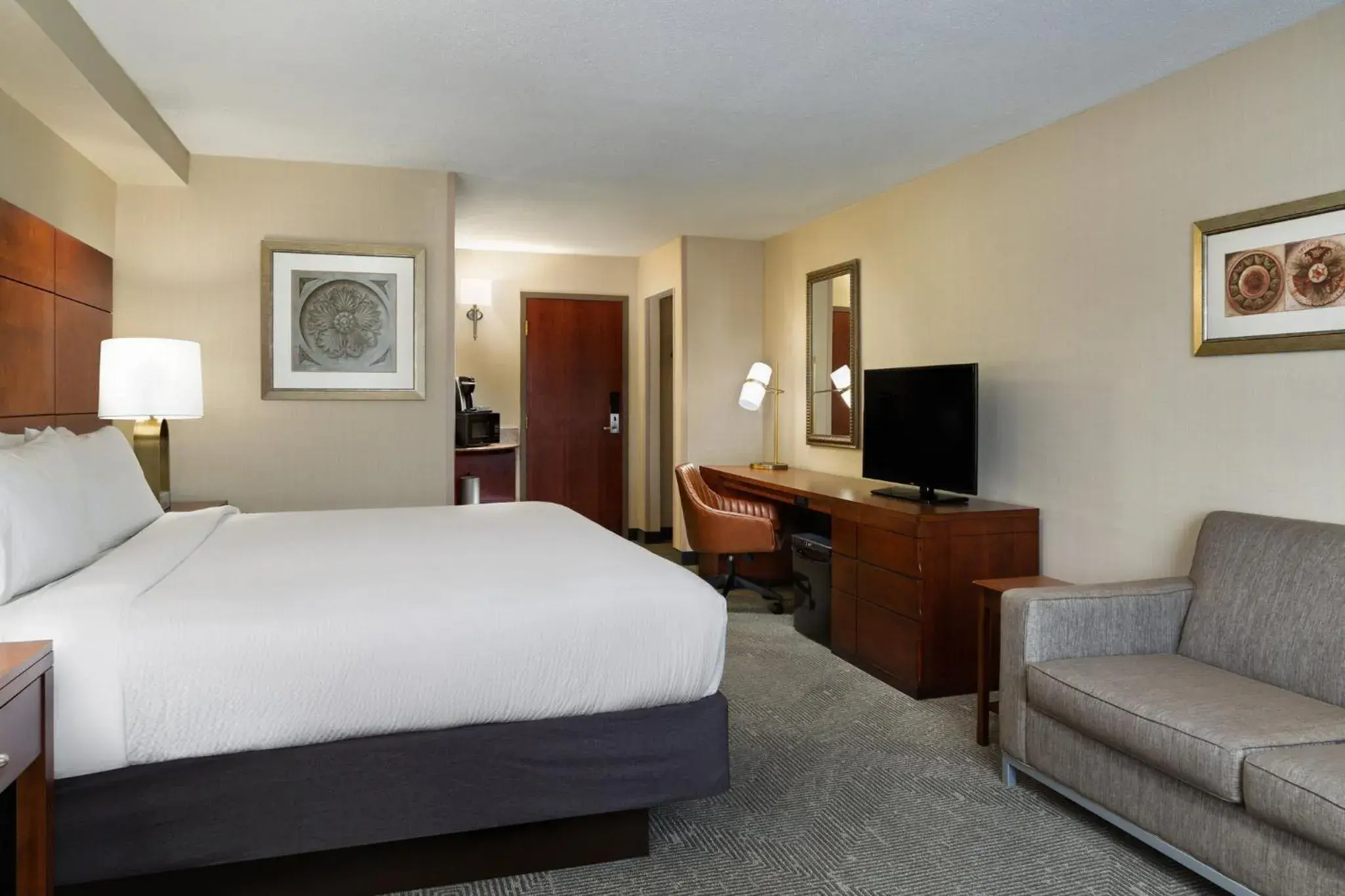 Photo of the whole room, Bed in Holiday Inn National Airport/Crystal City by IHG Photo of the whole room, Bed in Holiday Inn National Airport/Crystal City by IHG
