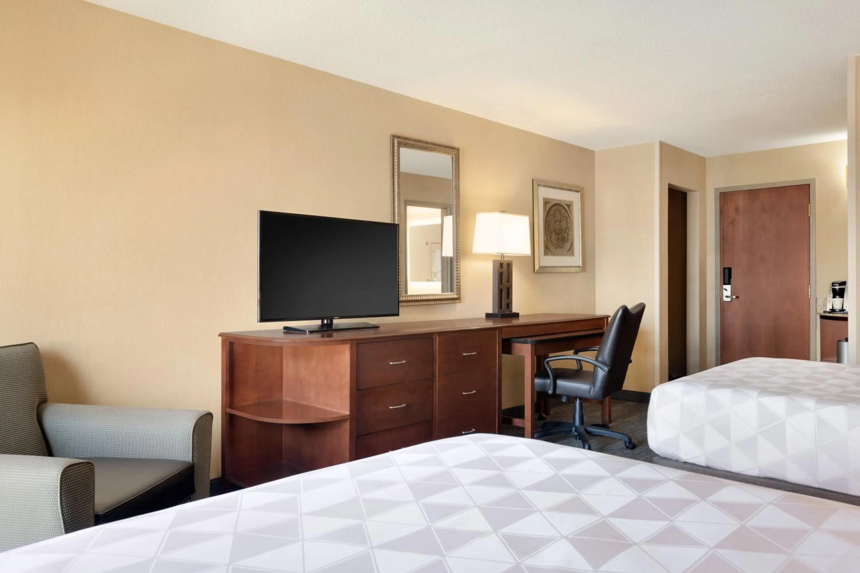 Photo of the whole room, Bed in Holiday Inn National Airport/Crystal City by IHG