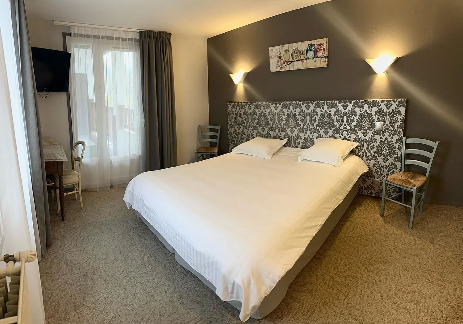 Bed in Hôtel de l'Ours