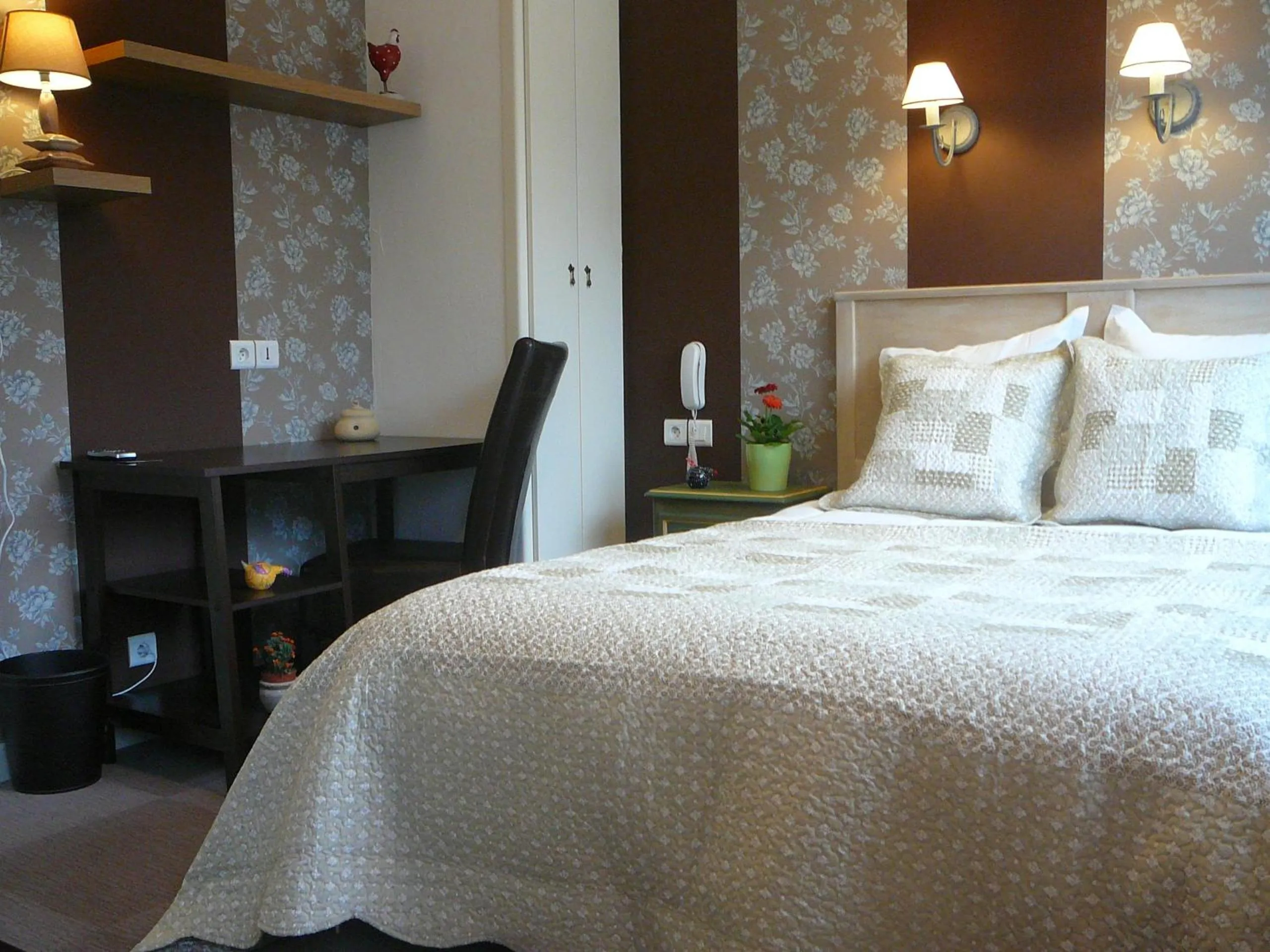 Bedroom, Bed in Au Soleil d'Or