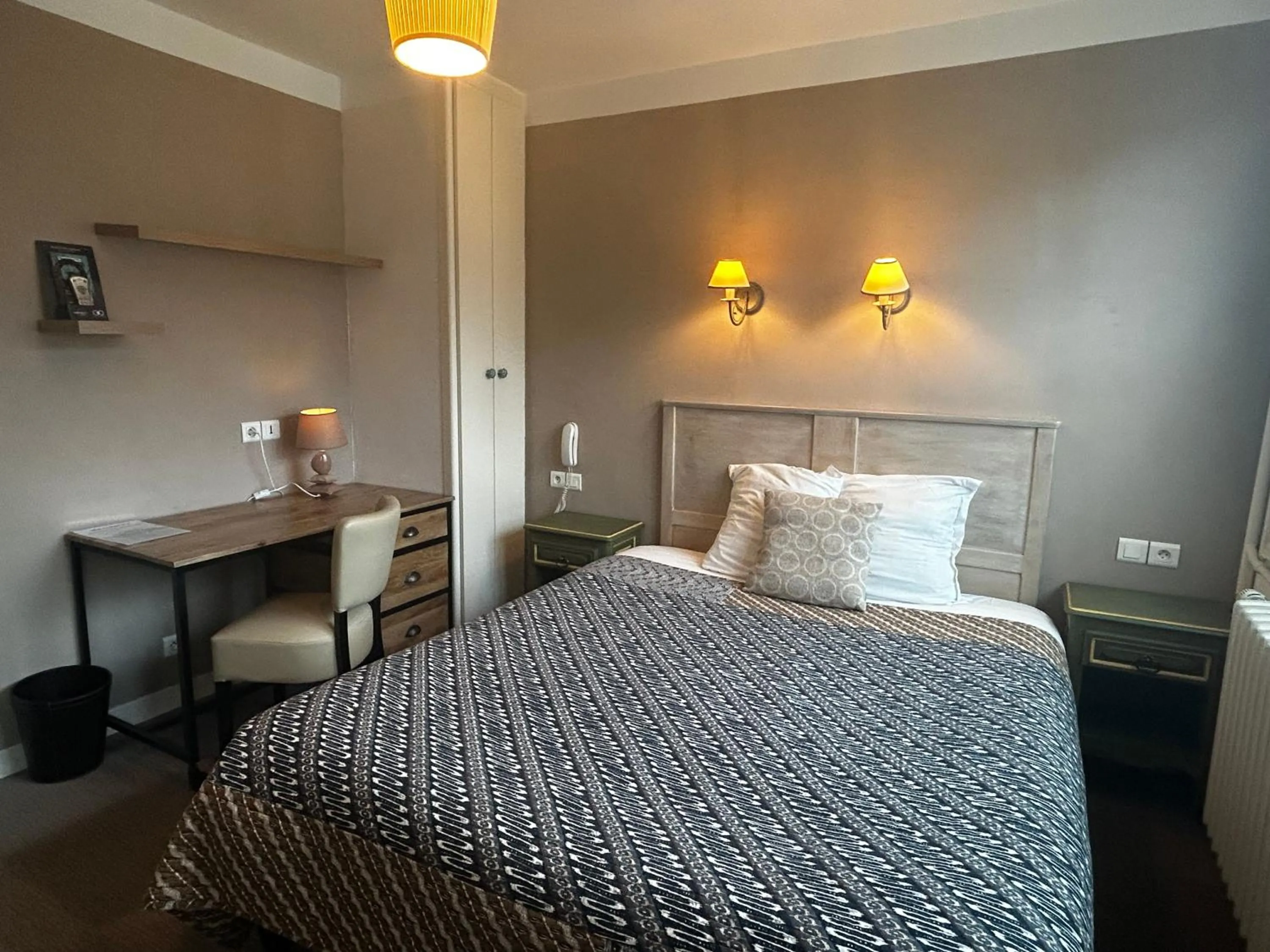 Bedroom, Bed in Au Soleil d'Or