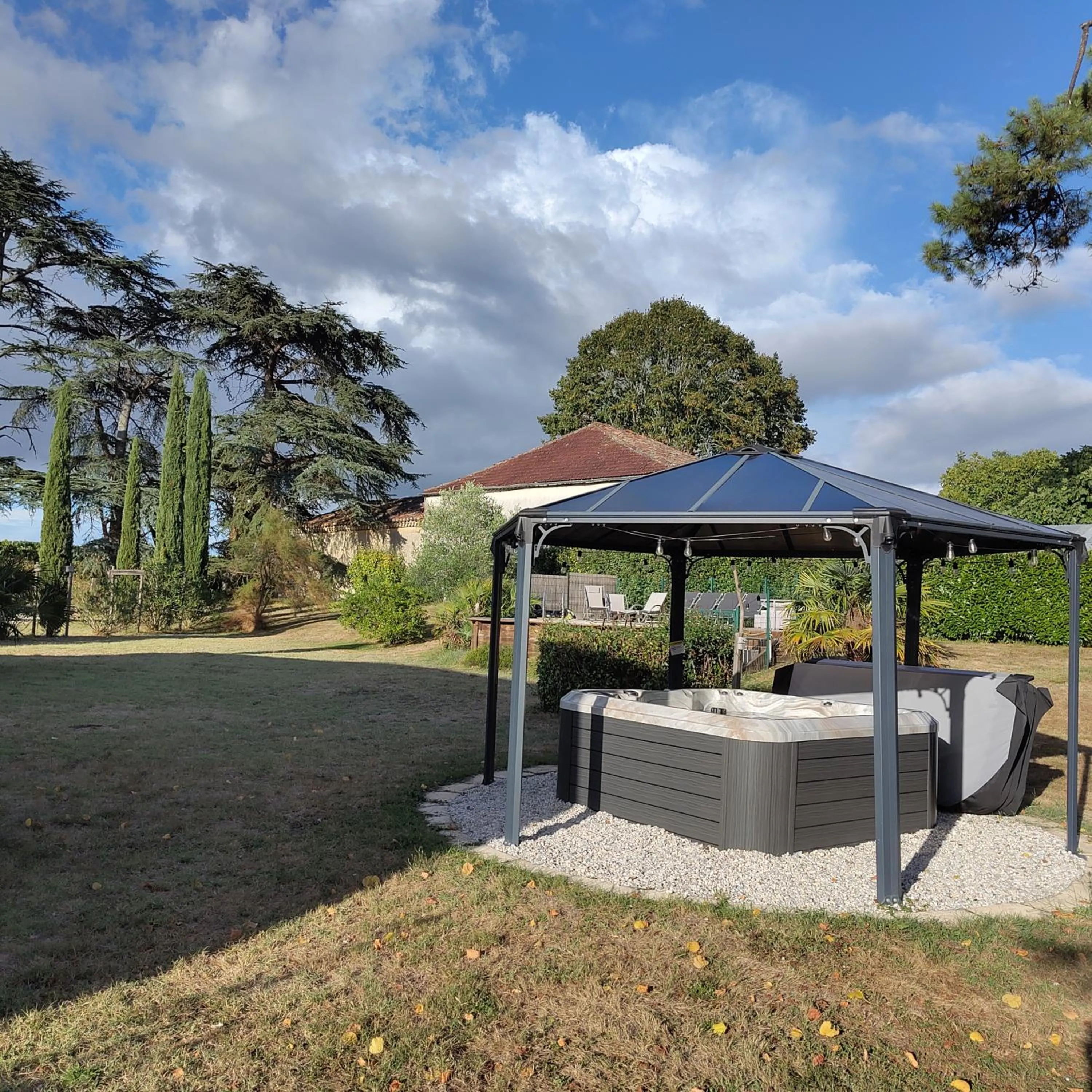 Hot Tub in La Métairie du Clos Saint Louis