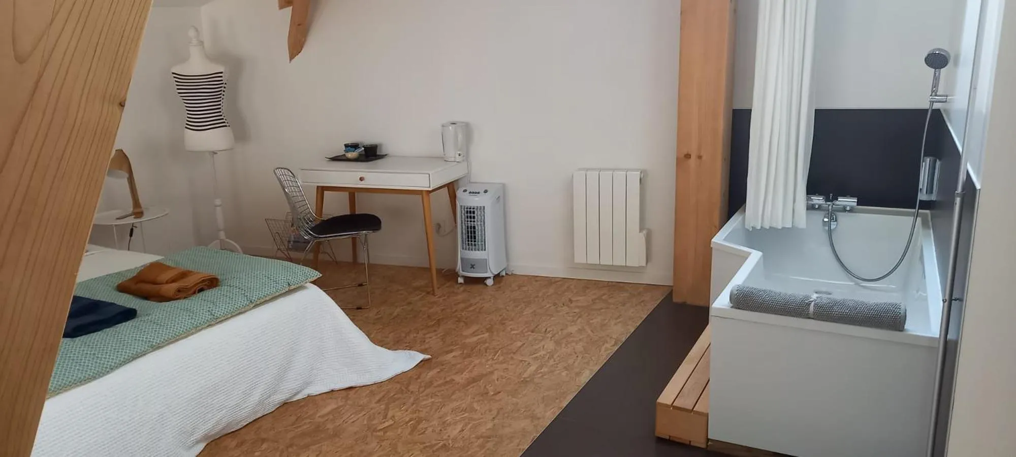 Photo of the whole room, Bed in La Métairie du Clos Saint Louis