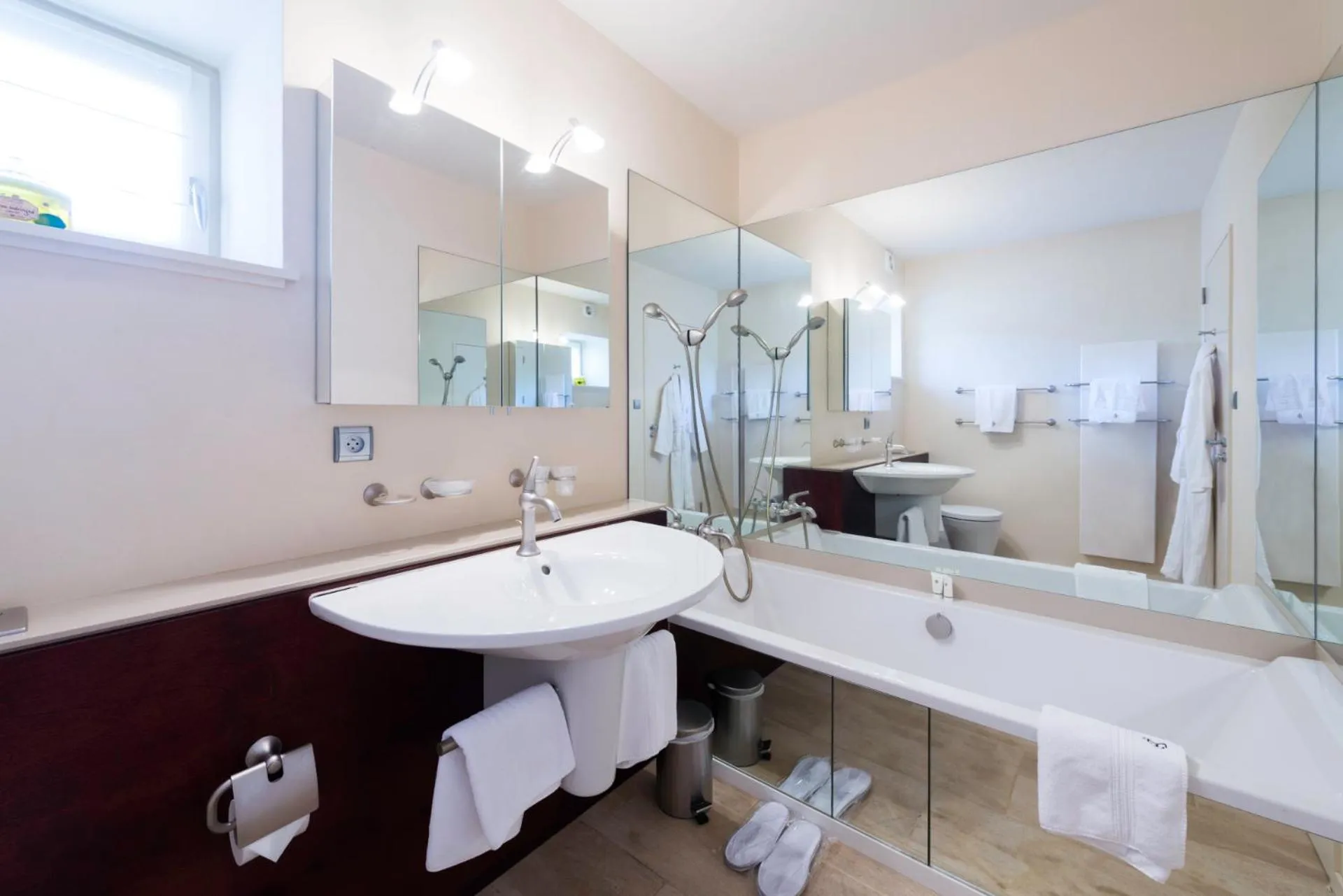 Bathroom in Hôtel-Restaurant le Château de Besseuil, Mâcon Nord - Teritoria