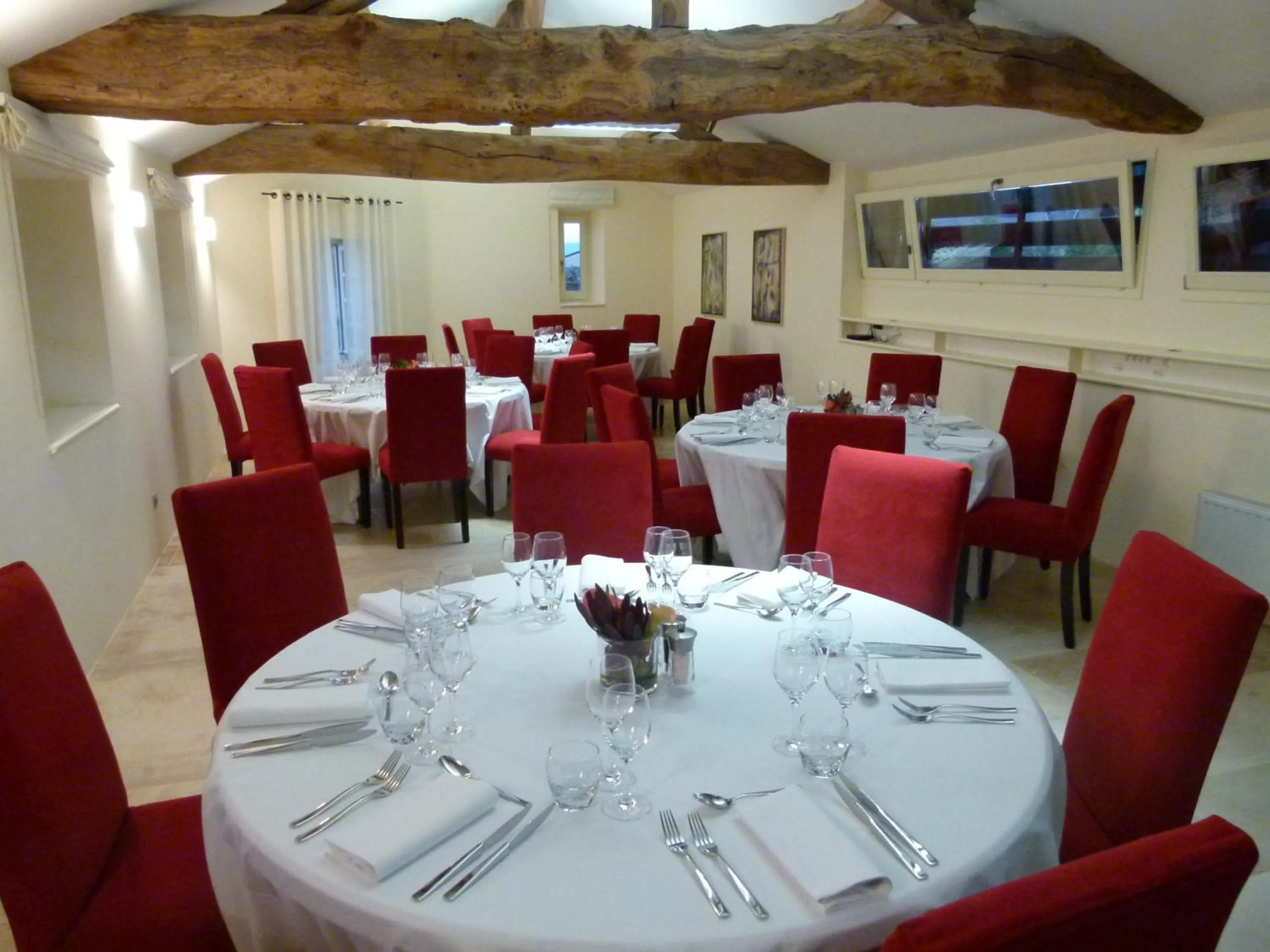 Property building in Hôtel-Restaurant le Château de Besseuil, Mâcon Nord - Teritoria