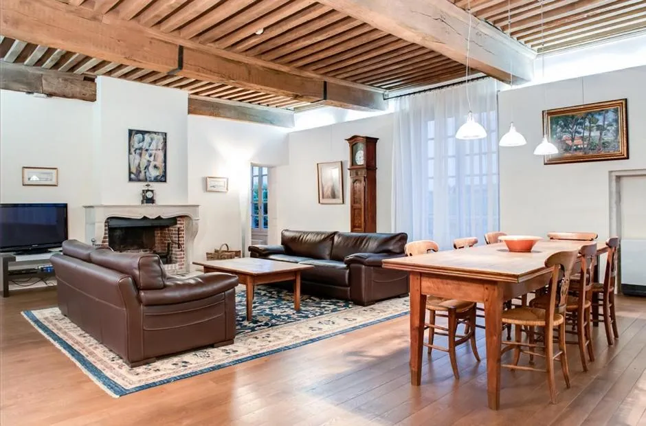 TV and multimedia in Hôtel-Restaurant le Château de Besseuil, Mâcon Nord - Teritoria