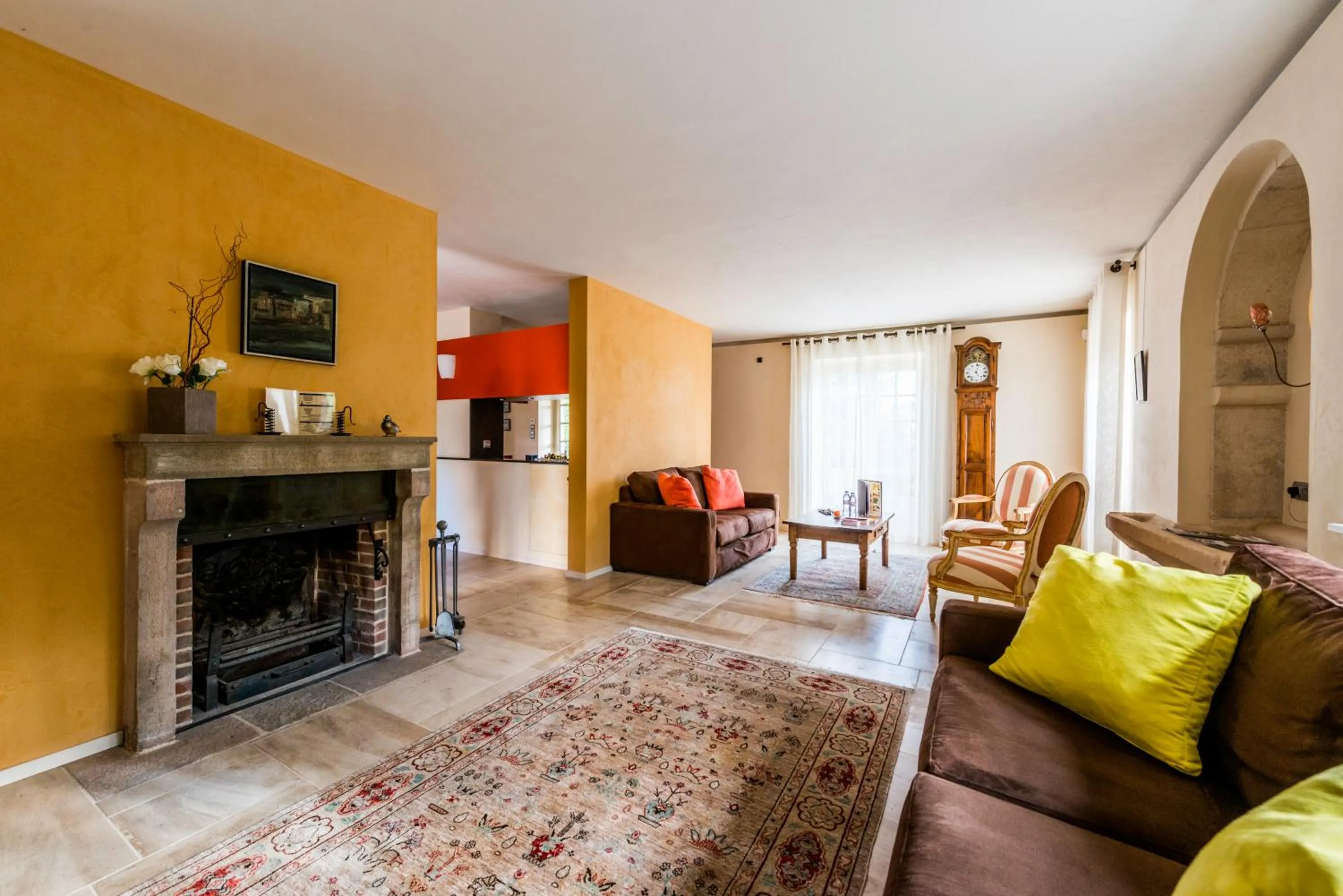 Patio in Hôtel-Restaurant le Château de Besseuil, Mâcon Nord - Teritoria