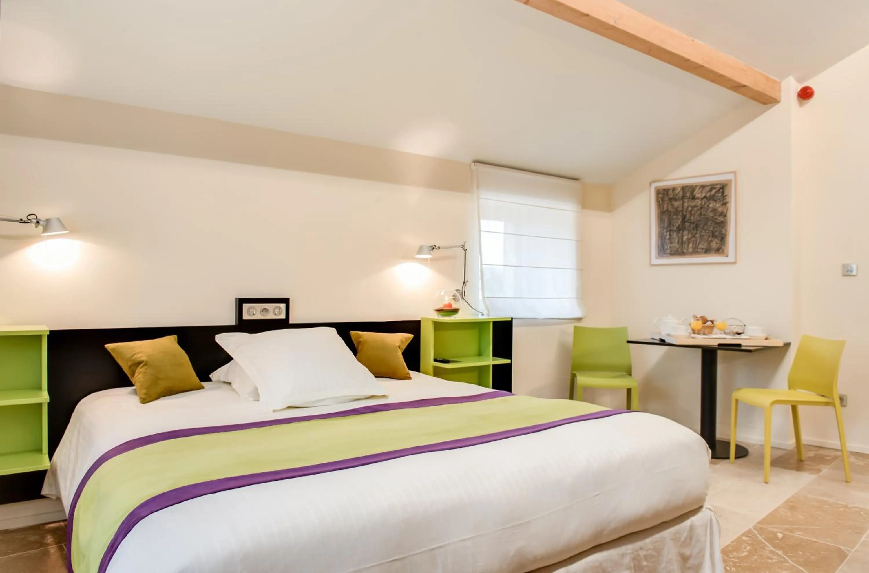 Property building, Bed in Hôtel-Restaurant le Château de Besseuil, Mâcon Nord - Teritoria