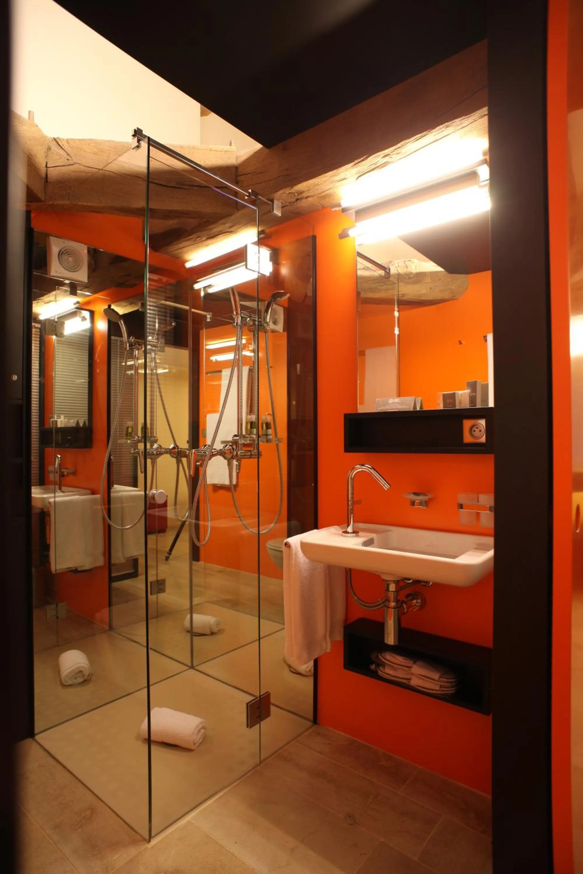 Shower in Hôtel-Restaurant le Château de Besseuil, Mâcon Nord - Teritoria