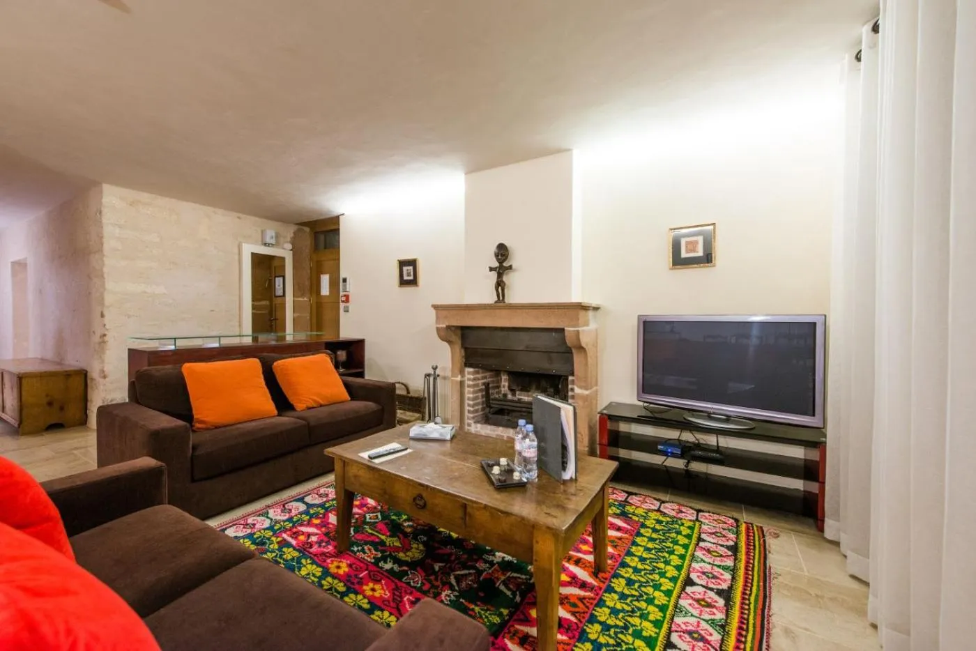 TV and multimedia in Hôtel-Restaurant le Château de Besseuil, Mâcon Nord - Teritoria