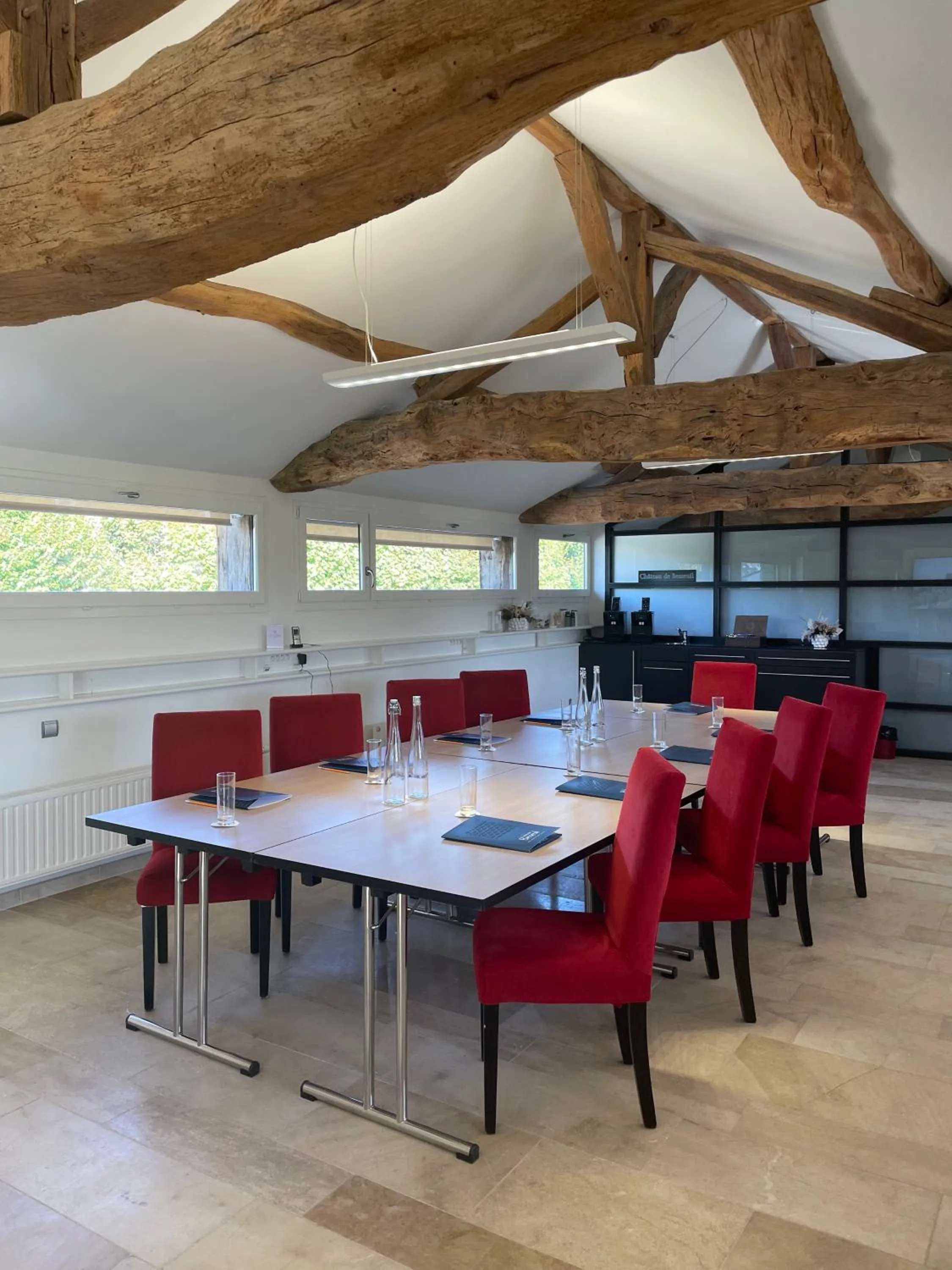 Property building in Hôtel-Restaurant le Château de Besseuil, Mâcon Nord - Teritoria