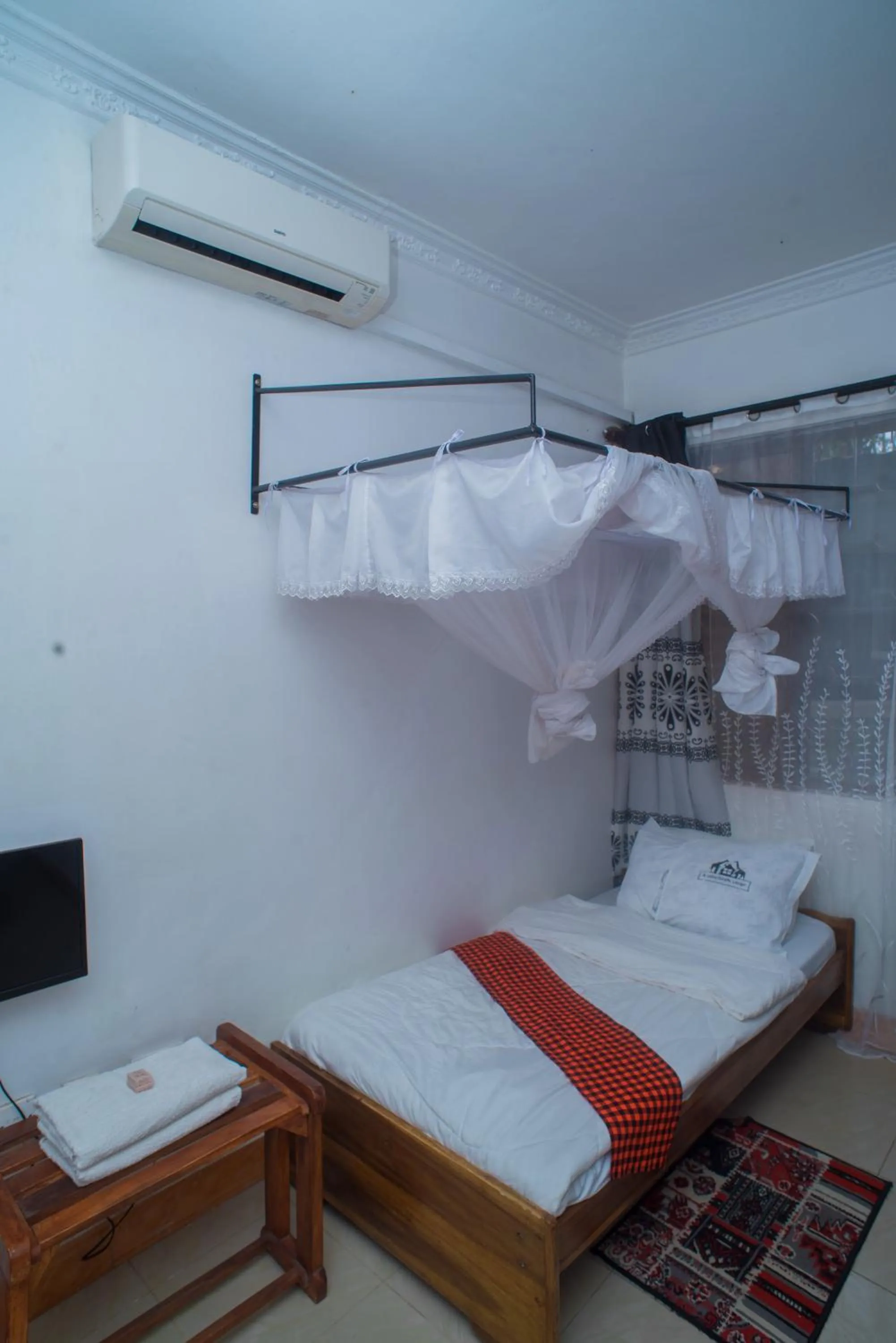 TV and multimedia, Bed in Arusha Giraffe Lodge