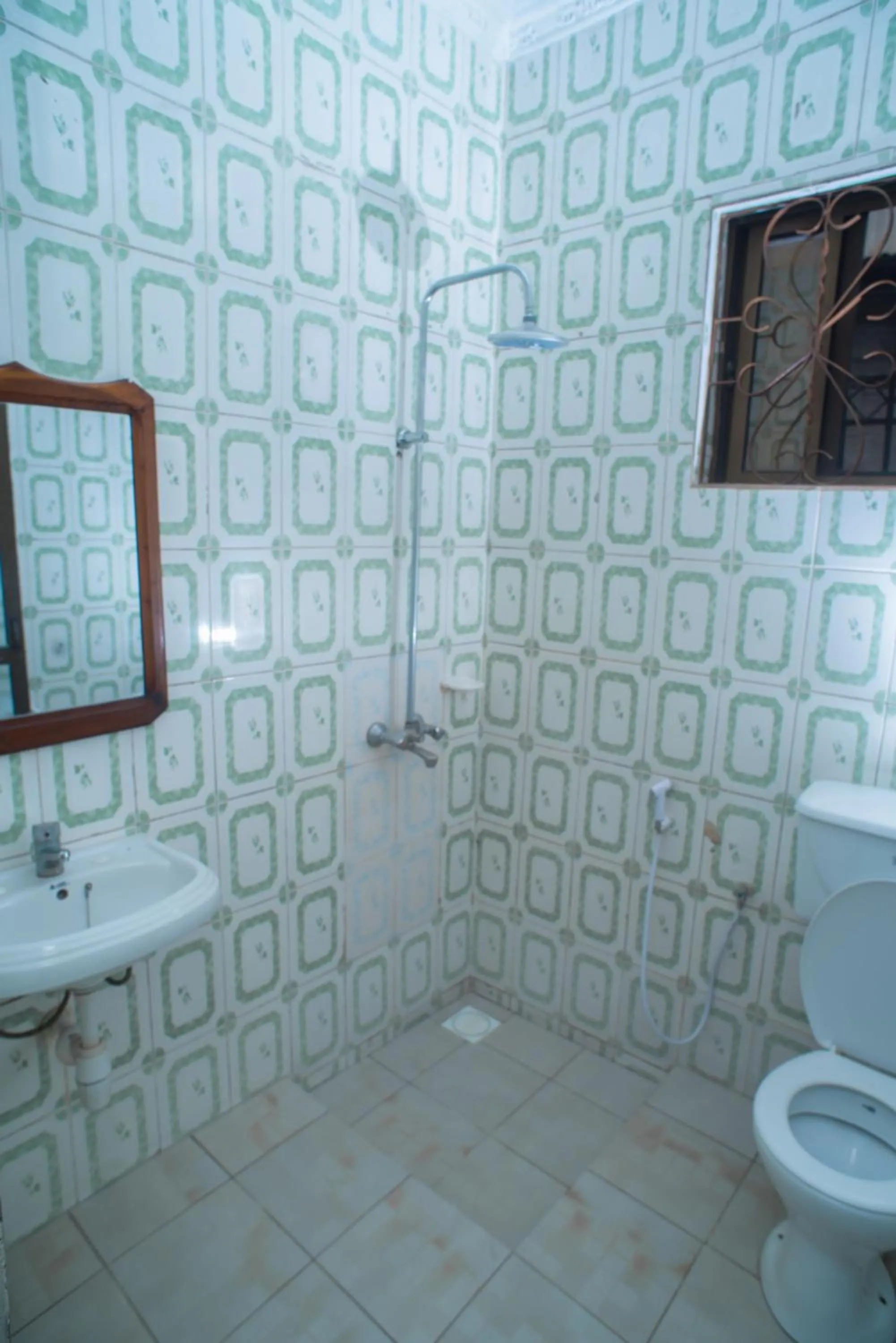 Shower in Arusha Giraffe Lodge