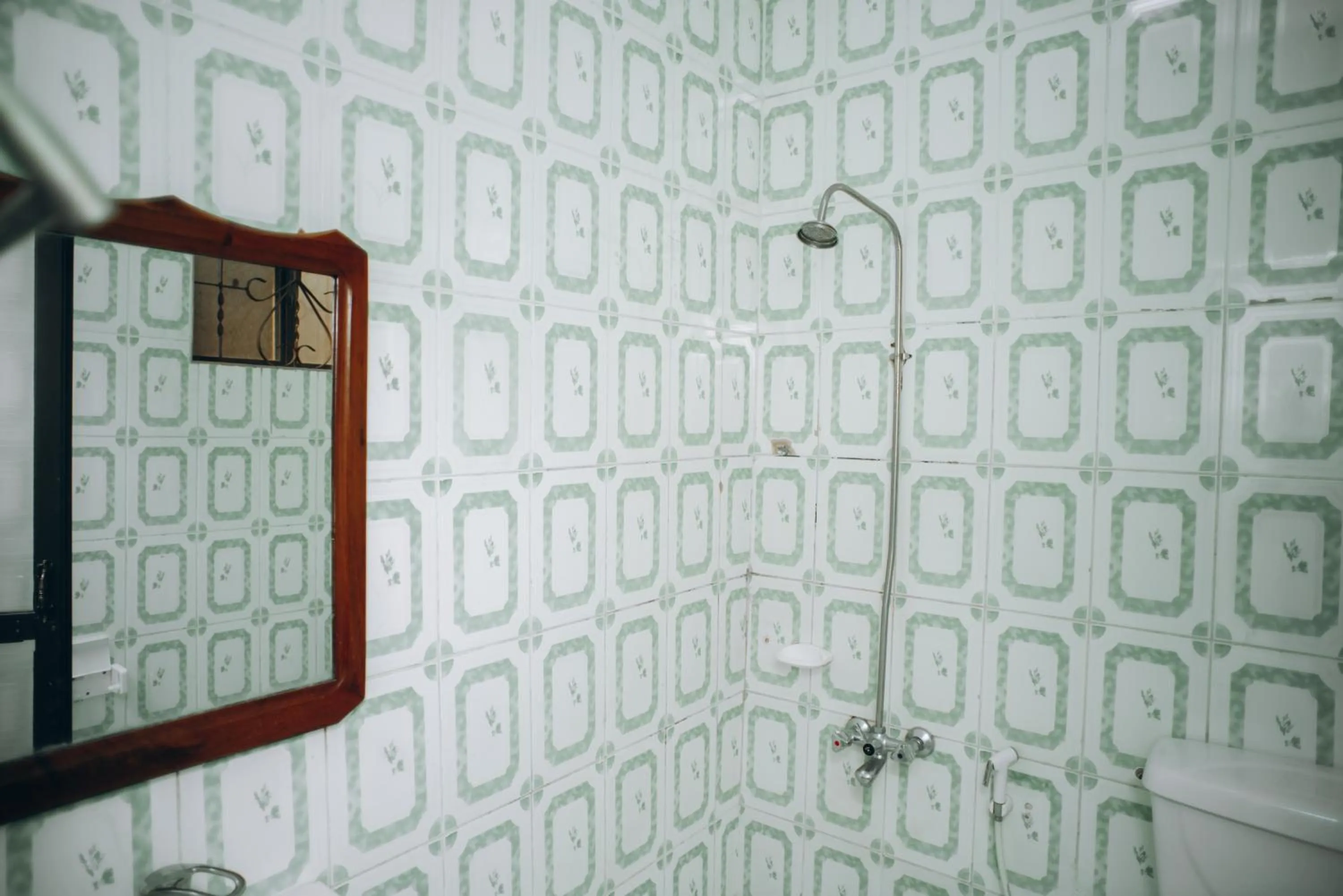 Shower in Arusha Giraffe Lodge