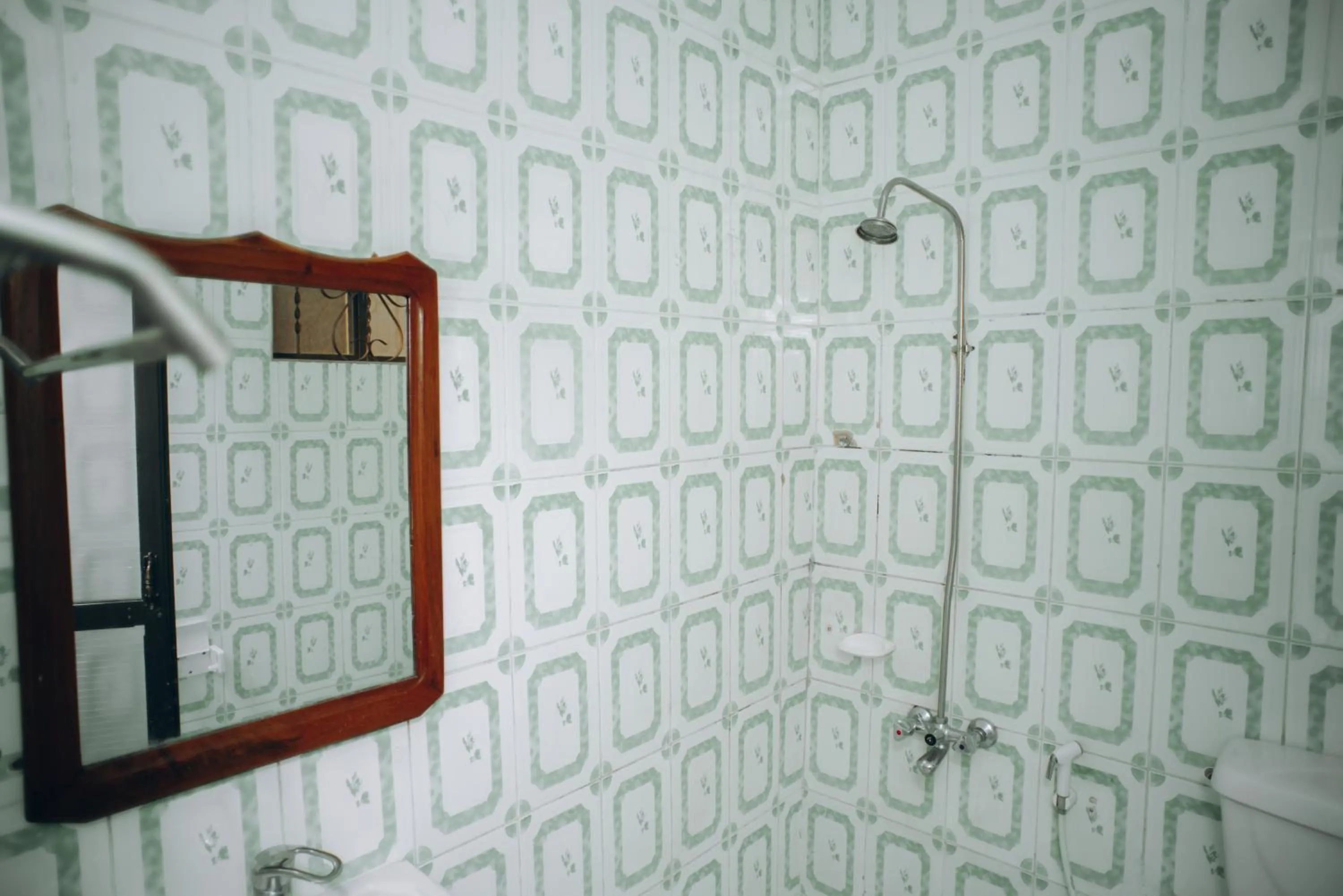 Shower in Arusha Giraffe Lodge