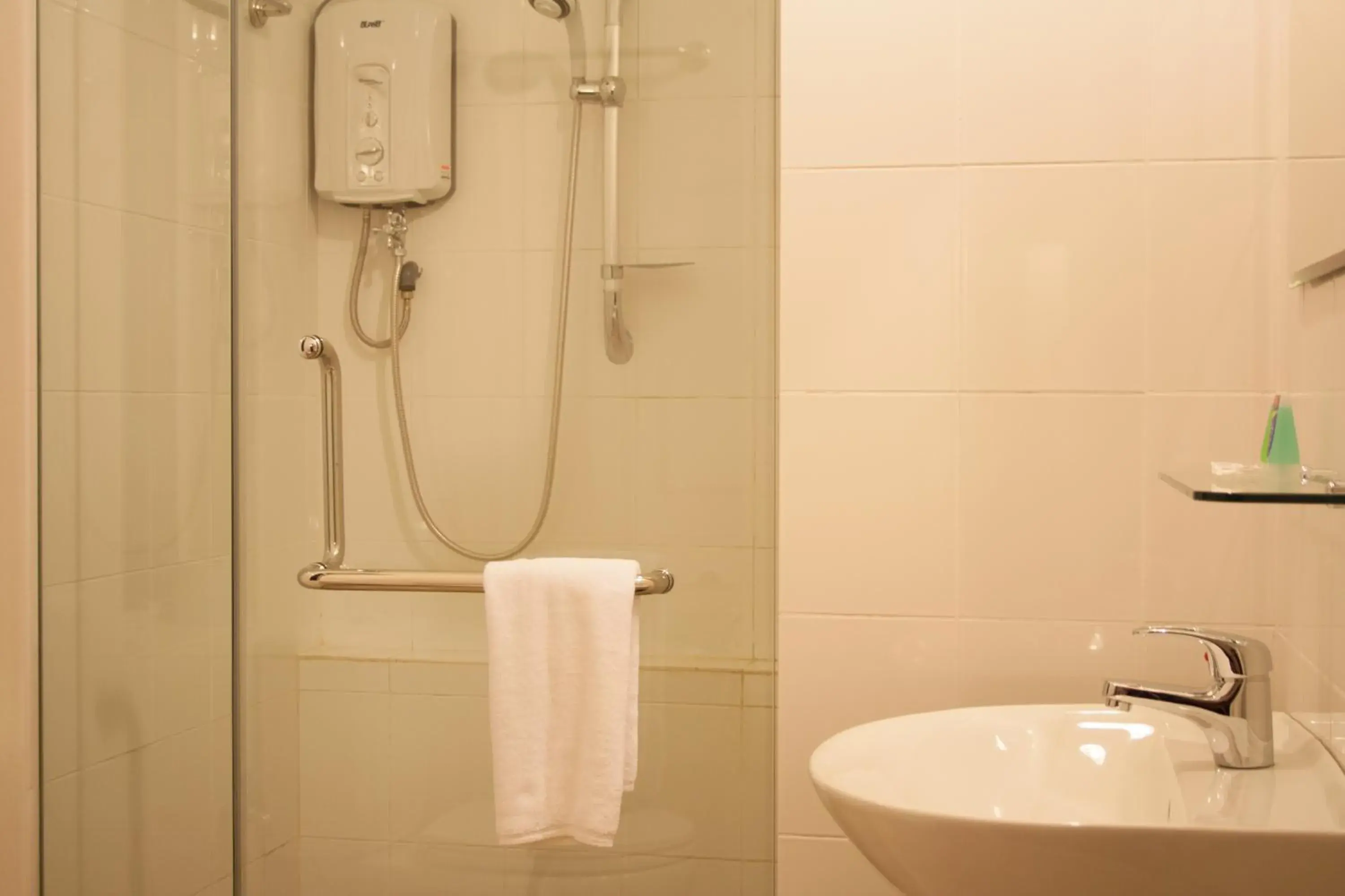 Bathroom in OYO 161 Lodge Paradize Hotel