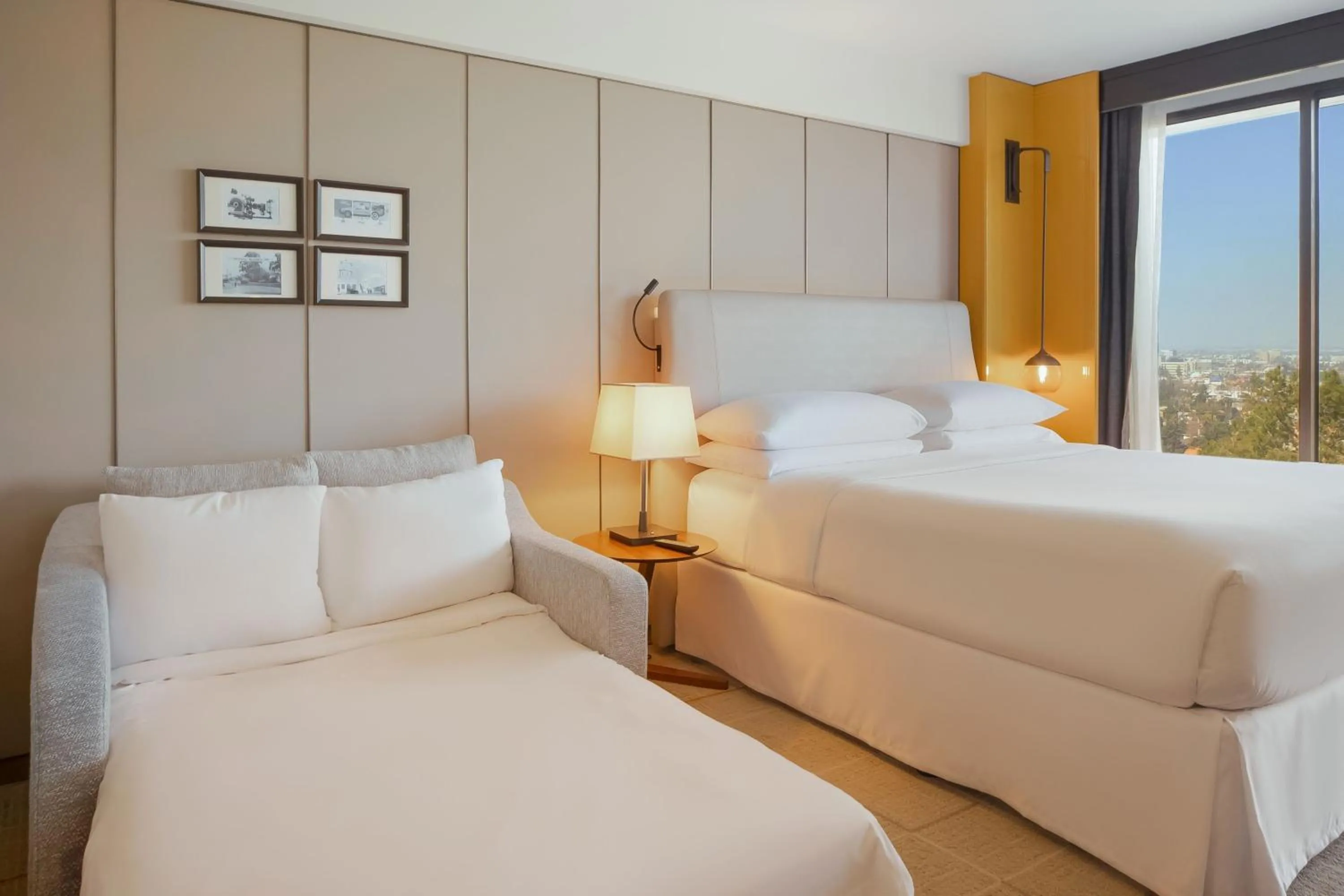 Photo of the whole room, Bed in Sheraton Universal