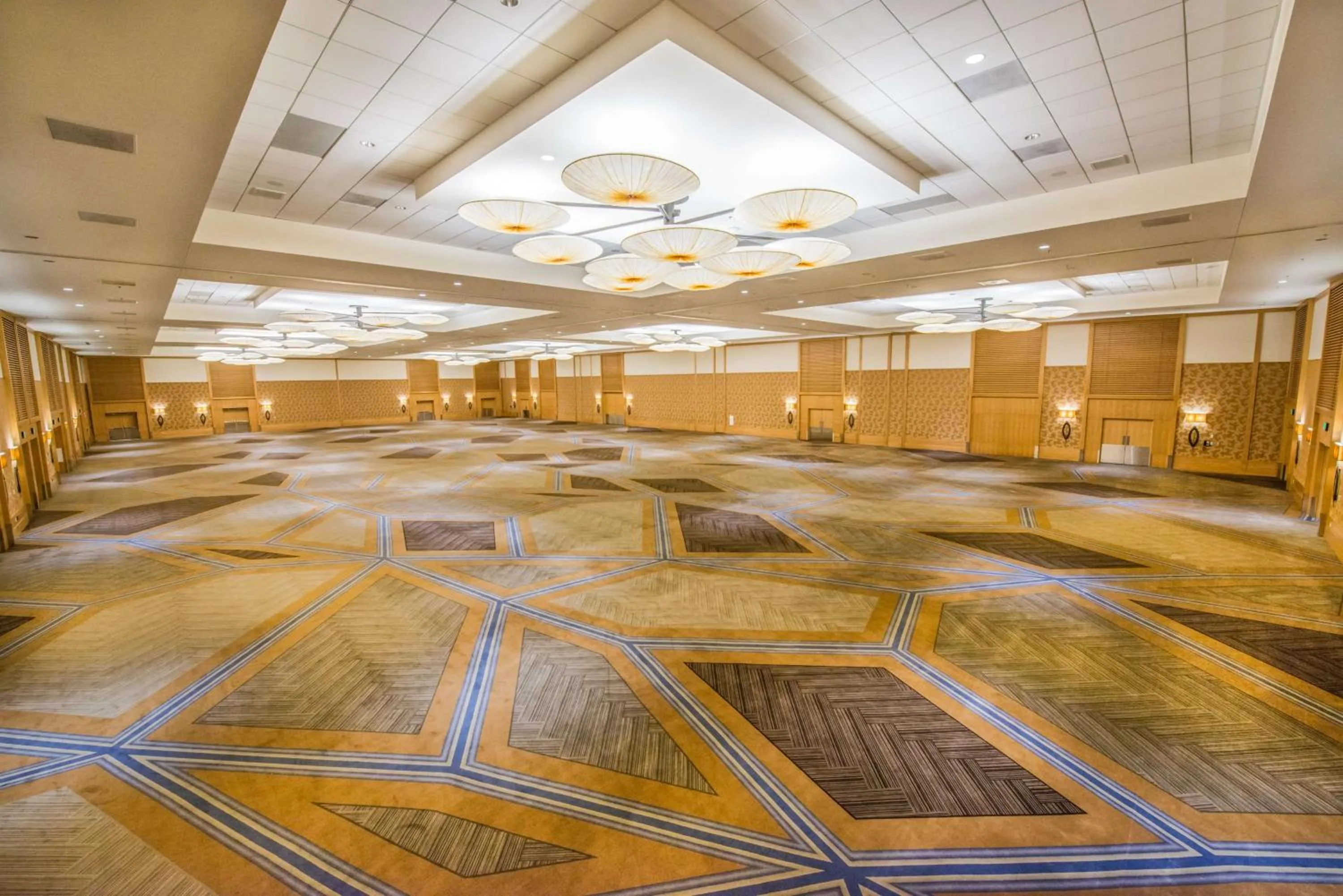 Dining area in Hilton San Diego Bayfront
